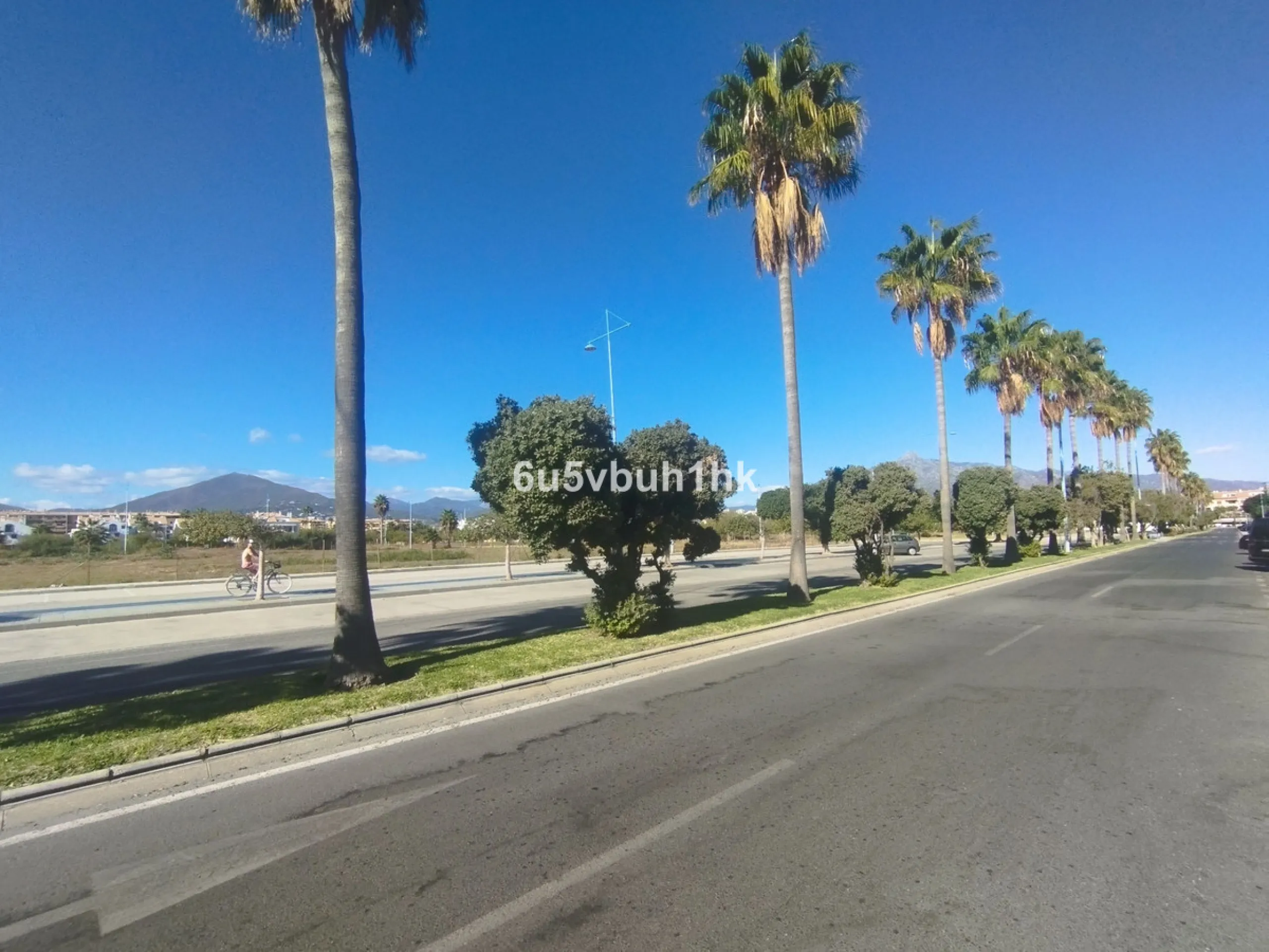 This beautiful penthouse is located in one of the most desirable and up-and-coming areas of San Pedro Alcántara, just 700 metres from the beach and the Promenade that connects Puerto Banús and Marbella. A privileged location where everything is within wal