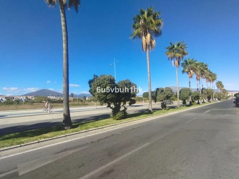 This beautiful penthouse is located in one of the most desirable and up-and-coming areas of San Pedro Alcántara, just 700 metres from the beach and the Promenade that connects Puerto Banús and Marbella. A privileged location where everything is within wal