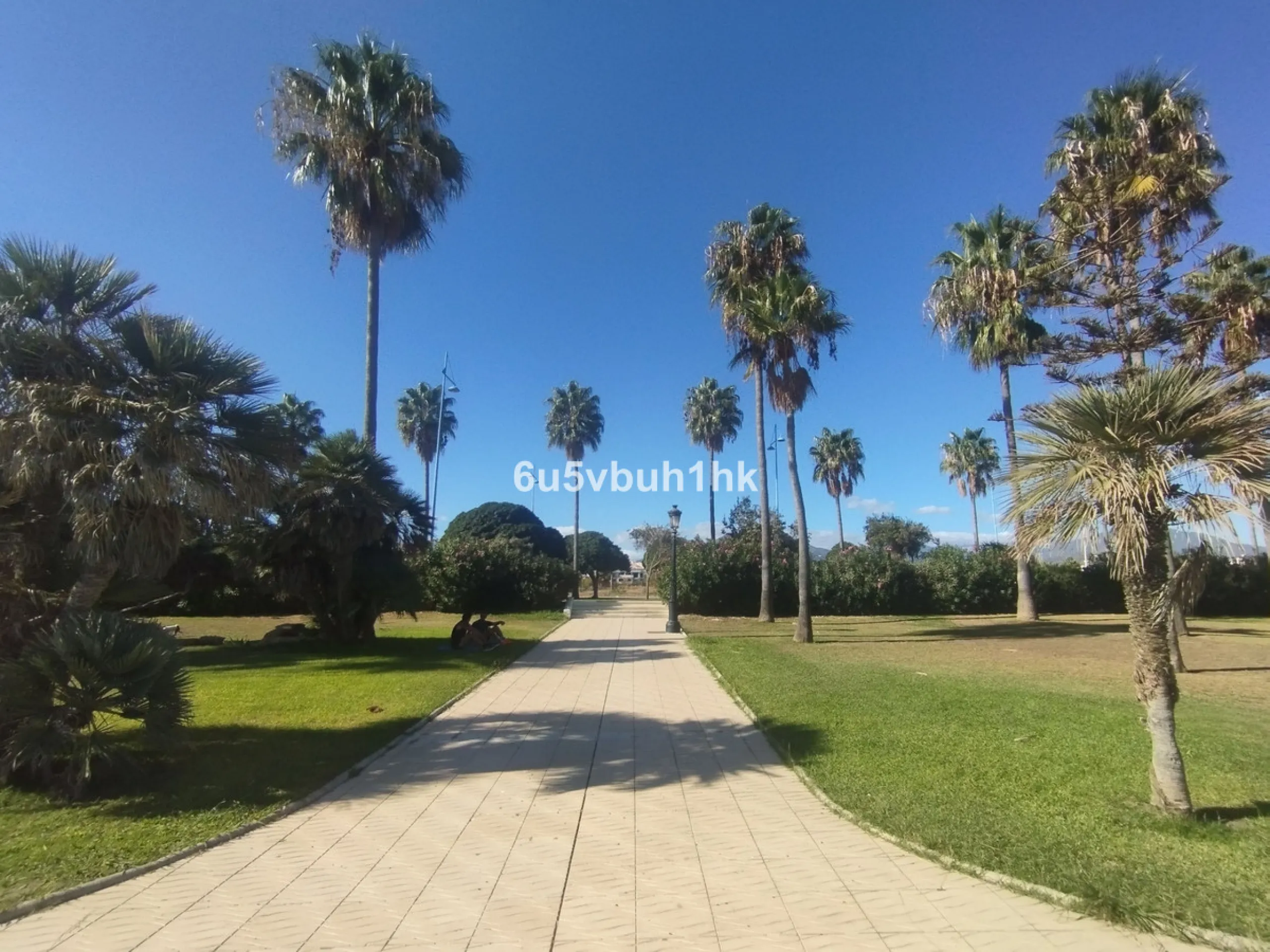 This beautiful penthouse is located in one of the most desirable and up-and-coming areas of San Pedro Alcántara, just 700 metres from the beach and the Promenade that connects Puerto Banús and Marbella. A privileged location where everything is within wal