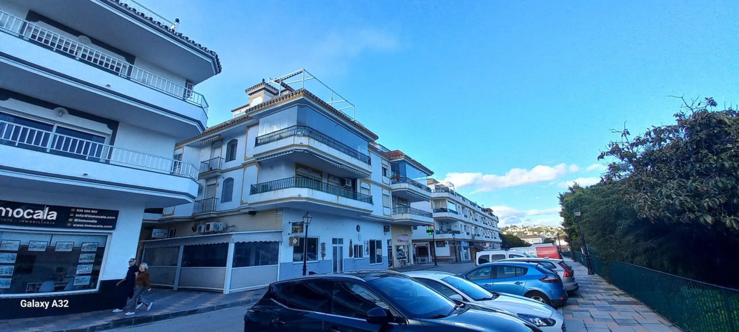 Here we can definitely say Location, Location.  Fantastic opportunity to buy an apartment so close to the Beach in La Cala de Mijas.  Here we have a good size two bedroom, 2 bathroom apartment, large sitting room with fireplace, fully fitted kitchen and n