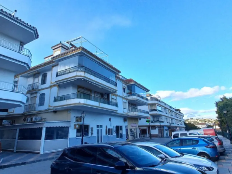 Here we can definitely say Location, Location.  Fantastic opportunity to buy an apartment so close to the Beach in La Cala de Mijas.  Here we have a good size two bedroom, 2 bathroom apartment, large sitting room with fireplace, fully fitted kitchen and n