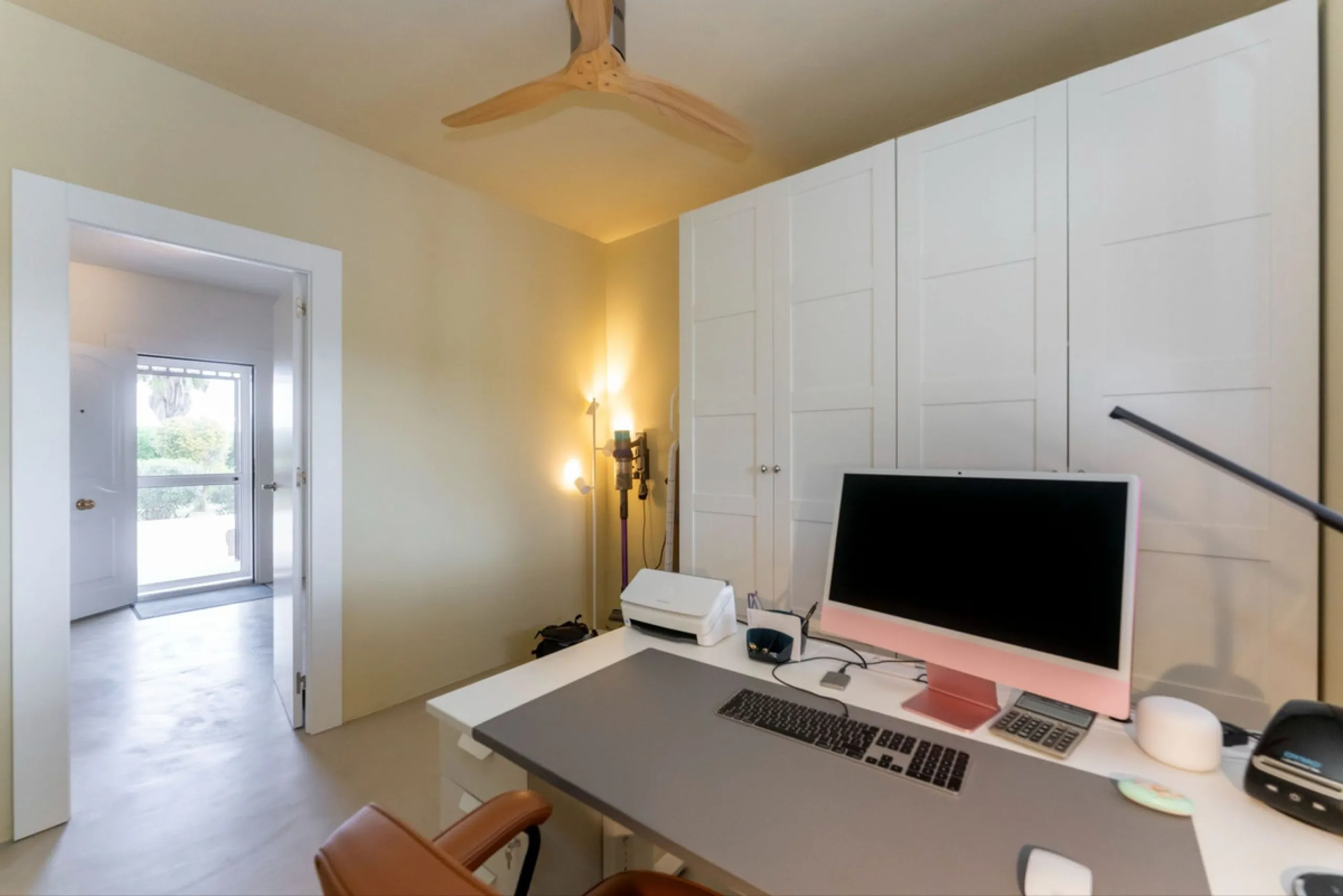 Set in a calm and picturesque countryside location, yet just a 10-minute drive from both Alhaurín el Grande and Coín, this beautifully renovated finca perfectly captures the essence of the modern Mediterranean lifestyle, with ample space, privacy, sunshin