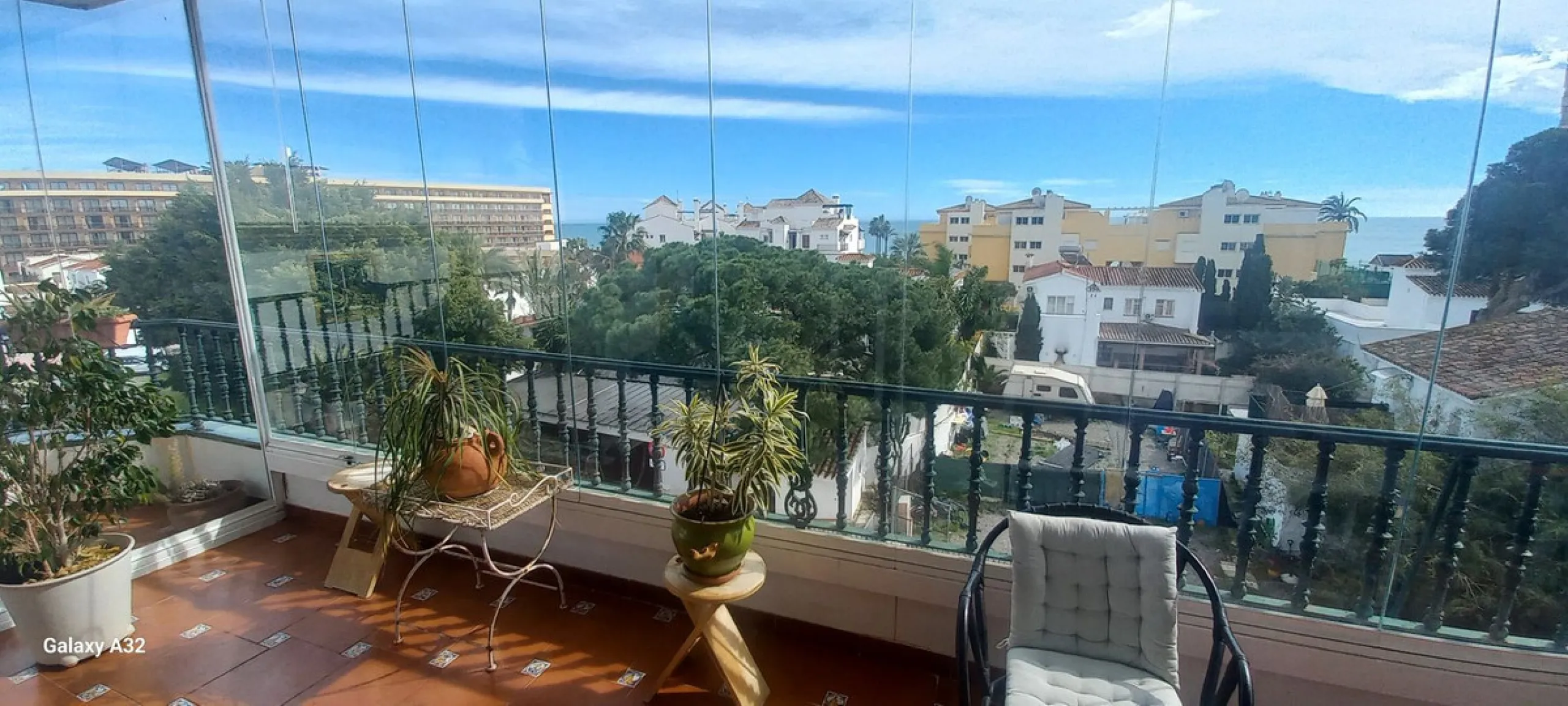 Here we can definitely say Location, Location.  Fantastic opportunity to buy an apartment so close to the Beach in La Cala de Mijas.  Here we have a good size two bedroom, 2 bathroom apartment, large sitting room with fireplace, fully fitted kitchen and n