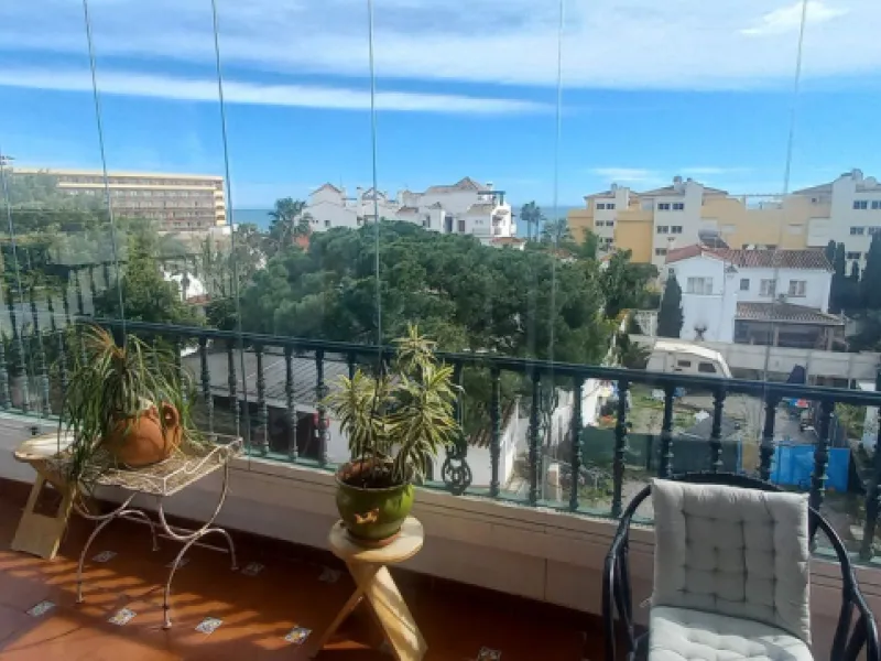 Here we can definitely say Location, Location.  Fantastic opportunity to buy an apartment so close to the Beach in La Cala de Mijas.  Here we have a good size two bedroom, 2 bathroom apartment, large sitting room with fireplace, fully fitted kitchen and n