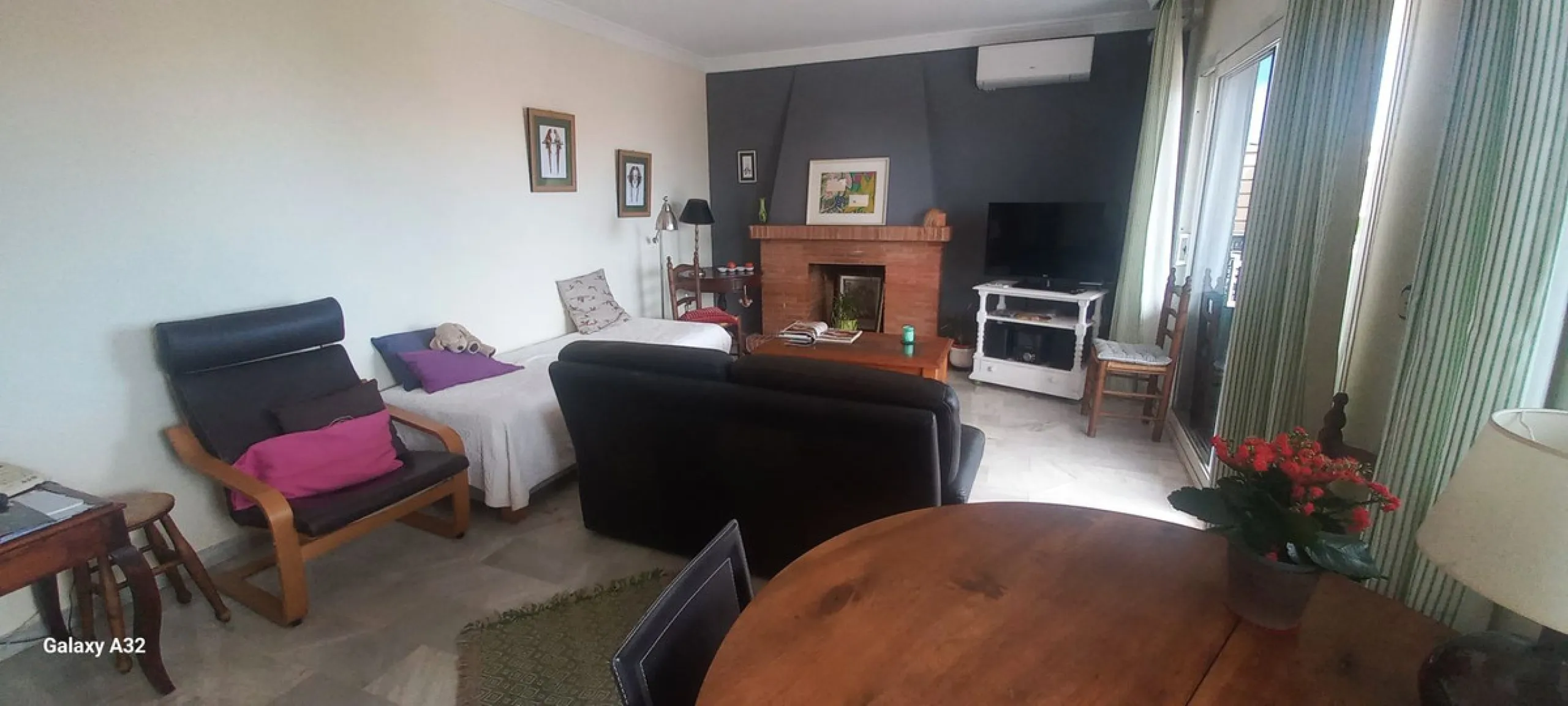 Here we can definitely say Location, Location.  Fantastic opportunity to buy an apartment so close to the Beach in La Cala de Mijas.  Here we have a good size two bedroom, 2 bathroom apartment, large sitting room with fireplace, fully fitted kitchen and n