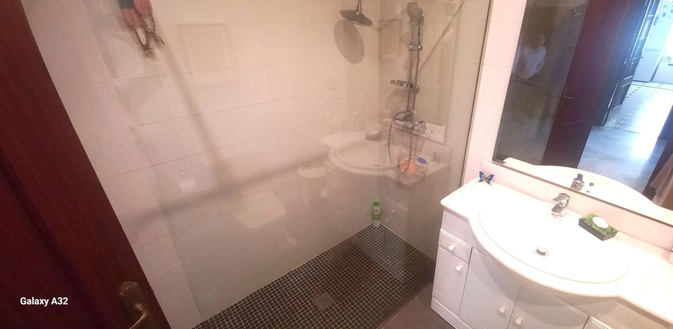 Here we can definitely say Location, Location.  Fantastic opportunity to buy an apartment so close to the Beach in La Cala de Mijas.  Here we have a good size two bedroom, 2 bathroom apartment, large sitting room with fireplace, fully fitted kitchen and n
