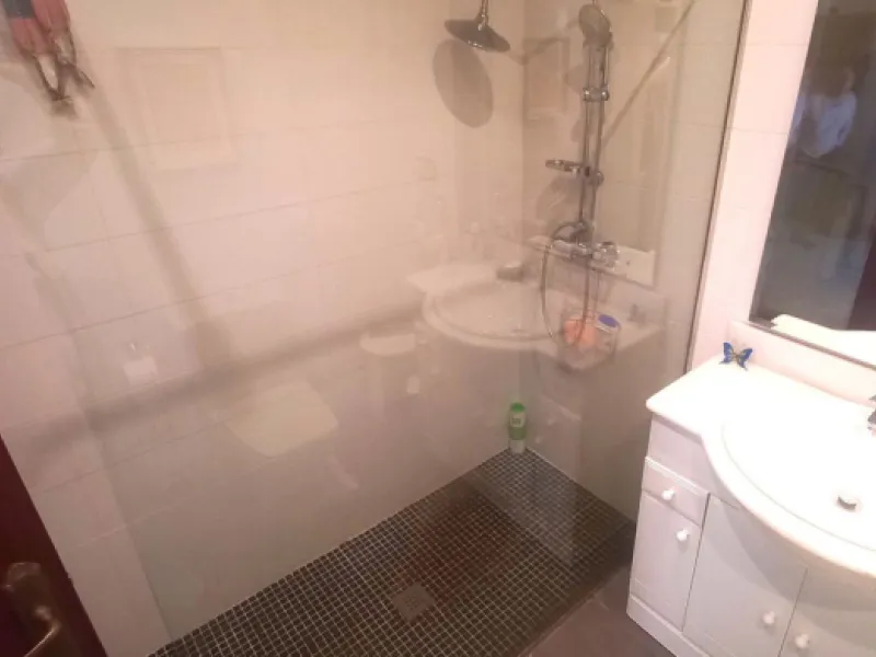 Here we can definitely say Location, Location.  Fantastic opportunity to buy an apartment so close to the Beach in La Cala de Mijas.  Here we have a good size two bedroom, 2 bathroom apartment, large sitting room with fireplace, fully fitted kitchen and n