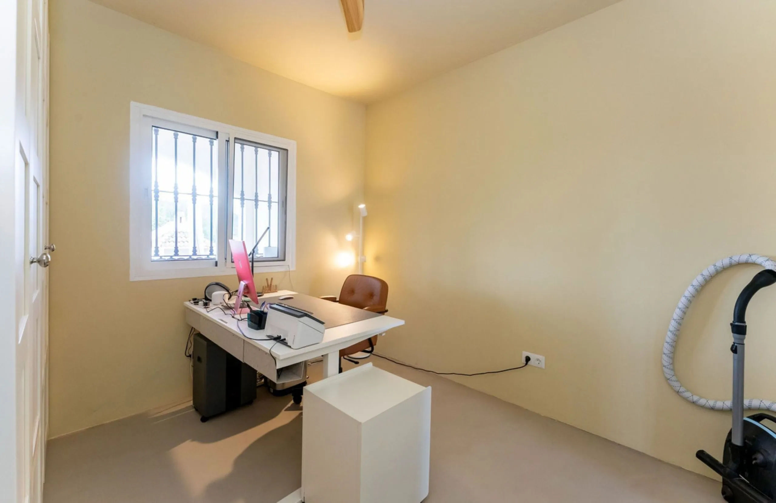 Set in a calm and picturesque countryside location, yet just a 10-minute drive from both Alhaurín el Grande and Coín, this beautifully renovated finca perfectly captures the essence of the modern Mediterranean lifestyle, with ample space, privacy, sunshin