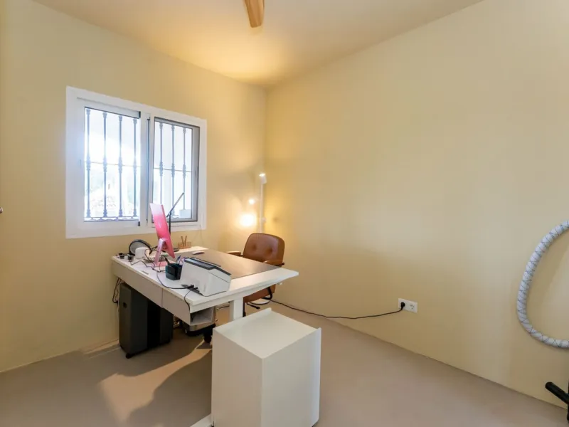 Set in a calm and picturesque countryside location, yet just a 10-minute drive from both Alhaurín el Grande and Coín, this beautifully renovated finca perfectly captures the essence of the modern Mediterranean lifestyle, with ample space, privacy, sunshin