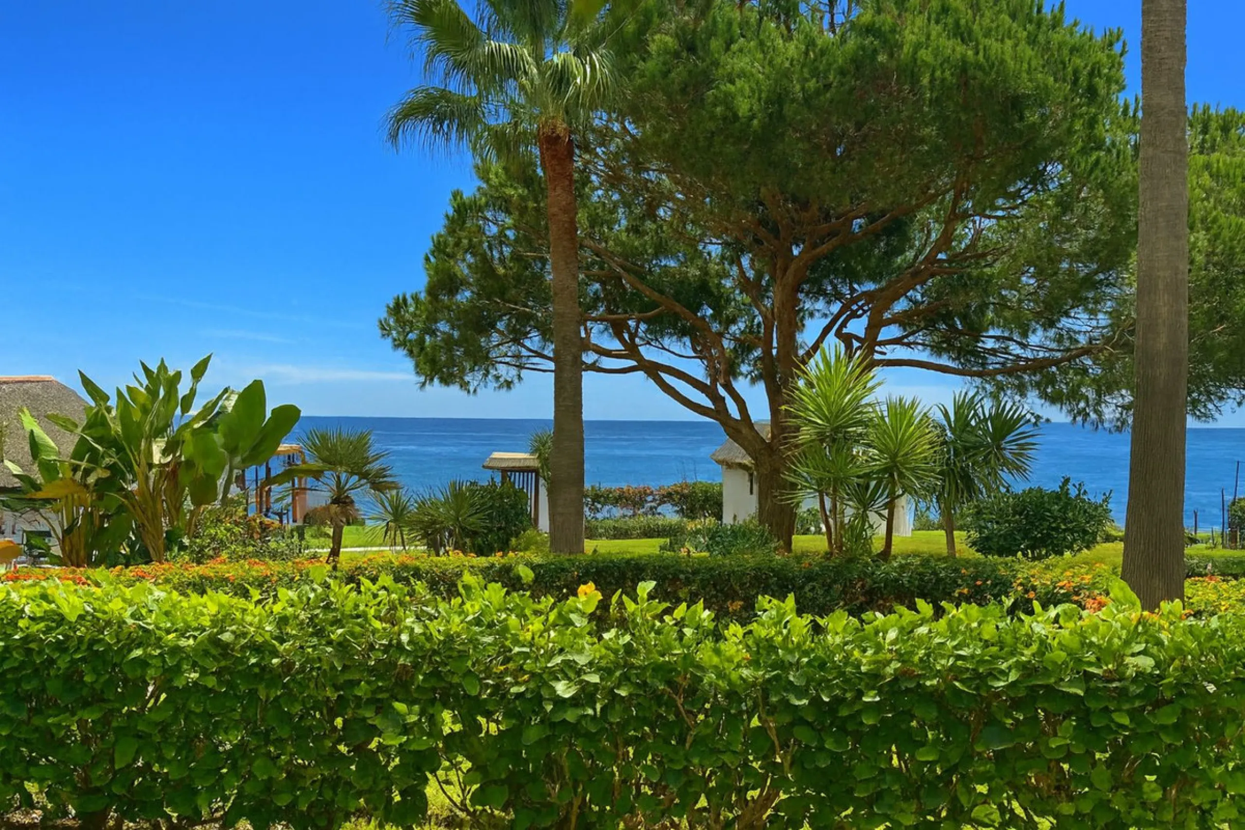 EXCLUSIVE BEACHFRONT APARTMENT IN MI CAPRICHO – GROUND FLOOR, 2 BEDROOMS, DIRECT POOL AND BEACH ACCESS & NEXT TO AMENITIES