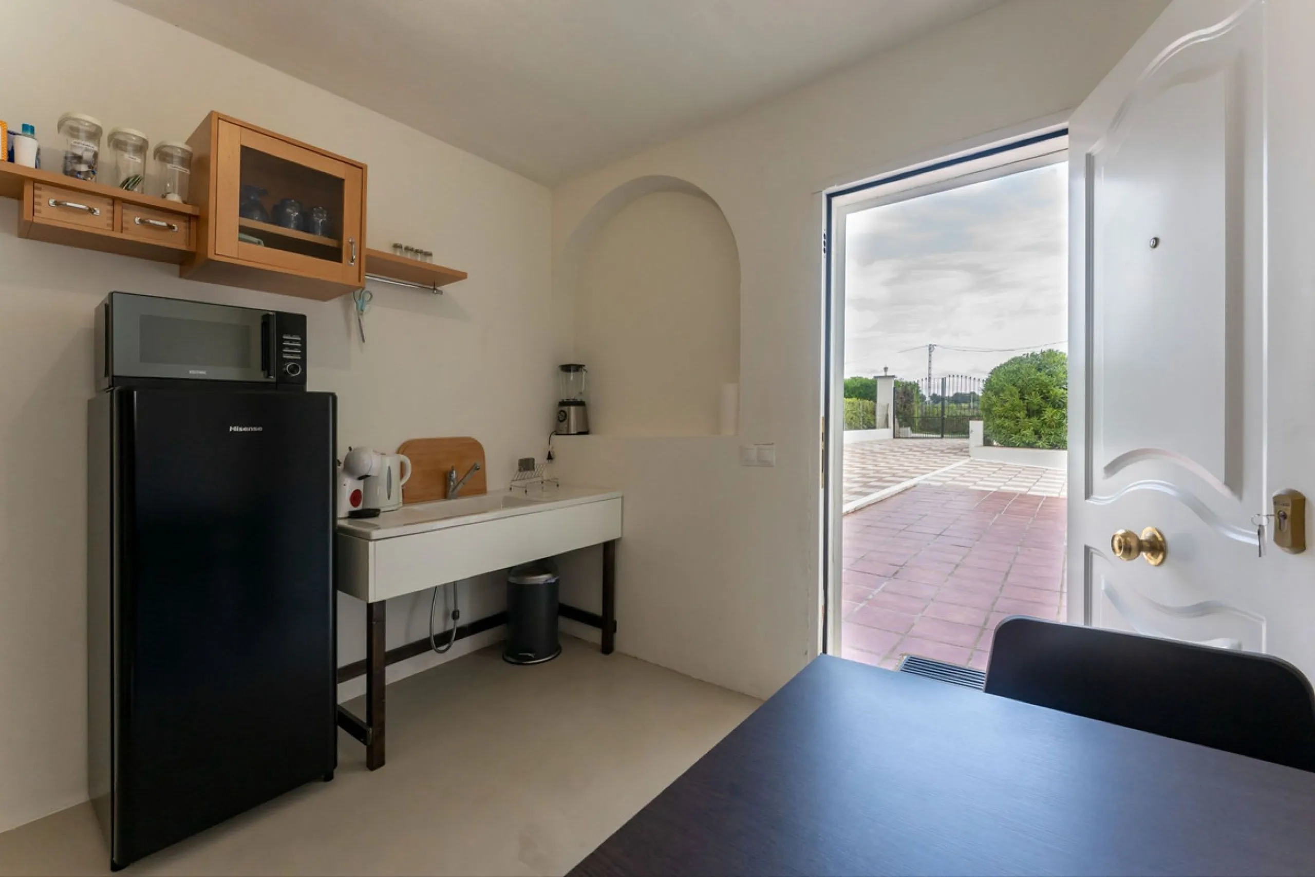Set in a calm and picturesque countryside location, yet just a 10-minute drive from both Alhaurín el Grande and Coín, this beautifully renovated finca perfectly captures the essence of the modern Mediterranean lifestyle, with ample space, privacy, sunshin