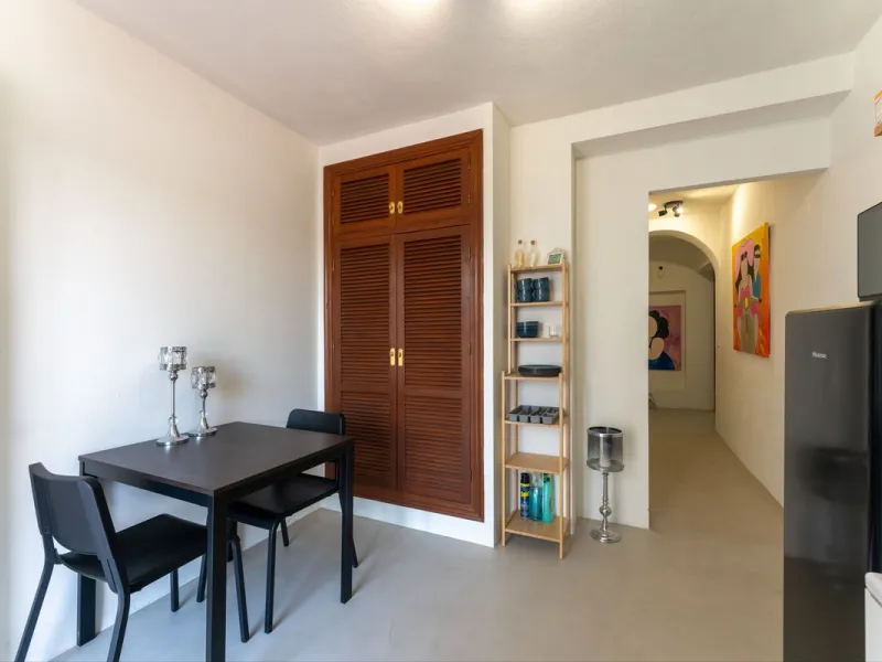 Set in a calm and picturesque countryside location, yet just a 10-minute drive from both Alhaurín el Grande and Coín, this beautifully renovated finca perfectly captures the essence of the modern Mediterranean lifestyle, with ample space, privacy, sunshin