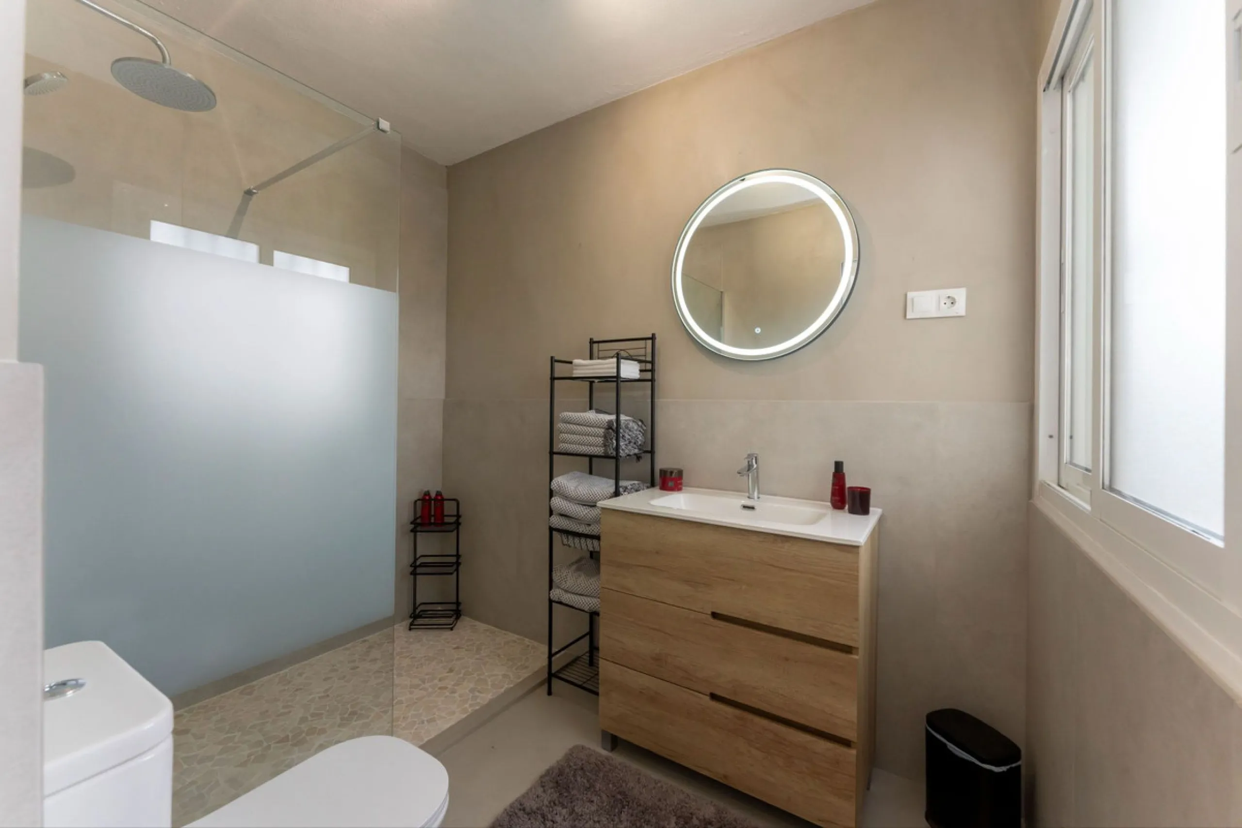 Set in a calm and picturesque countryside location, yet just a 10-minute drive from both Alhaurín el Grande and Coín, this beautifully renovated finca perfectly captures the essence of the modern Mediterranean lifestyle, with ample space, privacy, sunshin
