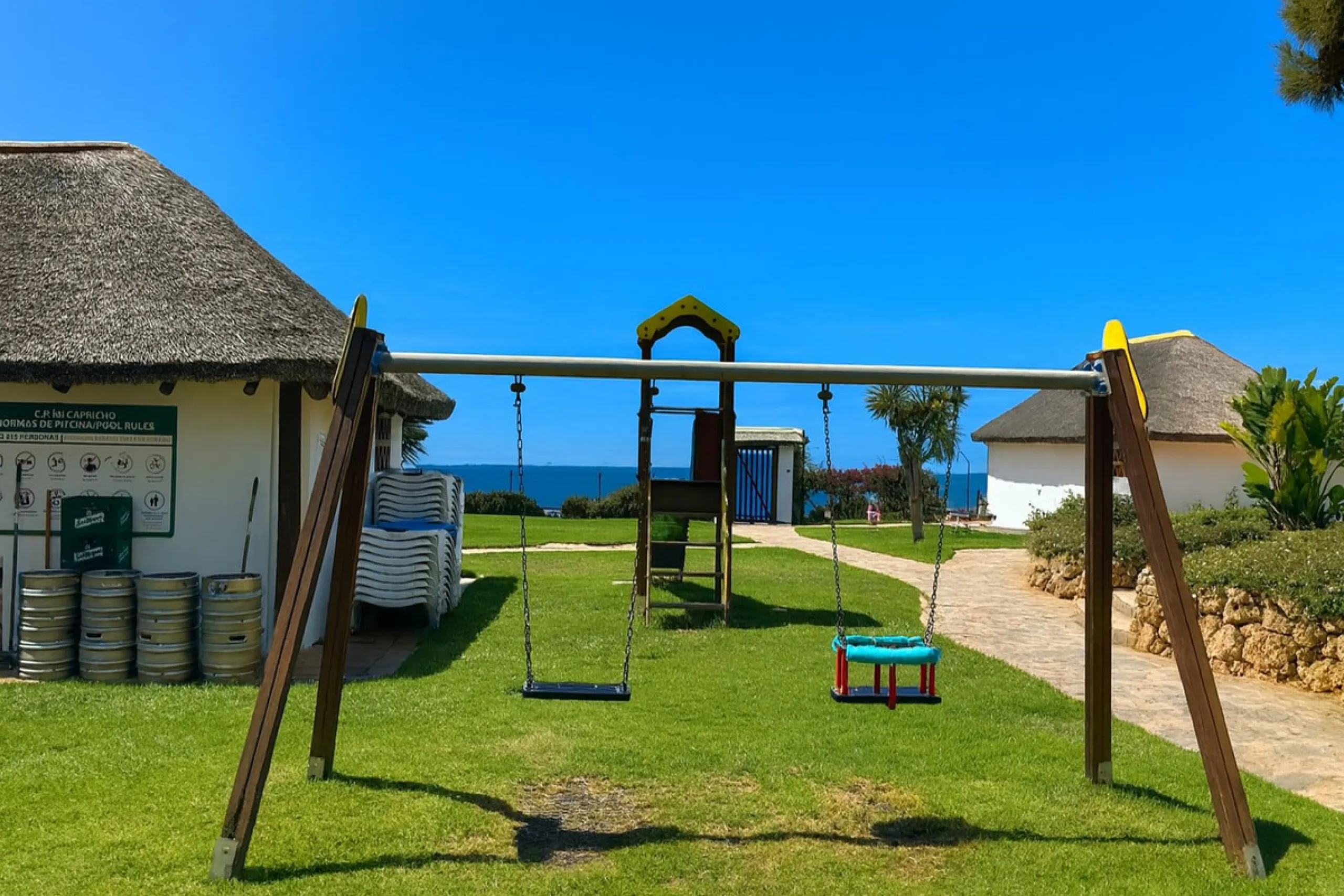 EXCLUSIVE BEACHFRONT APARTMENT IN MI CAPRICHO – GROUND FLOOR, 2 BEDROOMS, DIRECT POOL AND BEACH ACCESS & NEXT TO AMENITIES