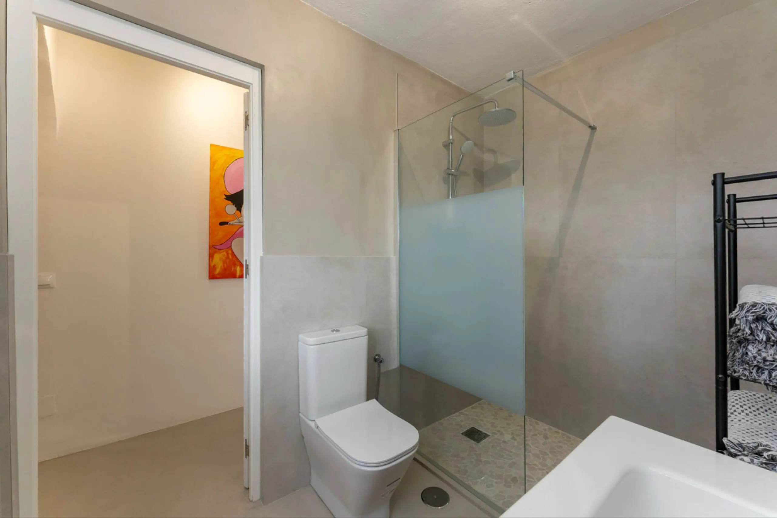 Set in a calm and picturesque countryside location, yet just a 10-minute drive from both Alhaurín el Grande and Coín, this beautifully renovated finca perfectly captures the essence of the modern Mediterranean lifestyle, with ample space, privacy, sunshin