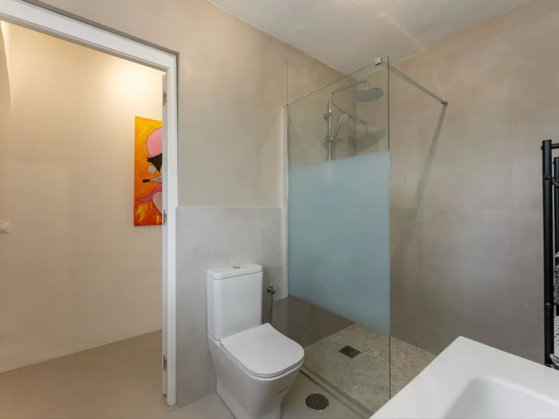 Set in a calm and picturesque countryside location, yet just a 10-minute drive from both Alhaurín el Grande and Coín, this beautifully renovated finca perfectly captures the essence of the modern Mediterranean lifestyle, with ample space, privacy, sunshin
