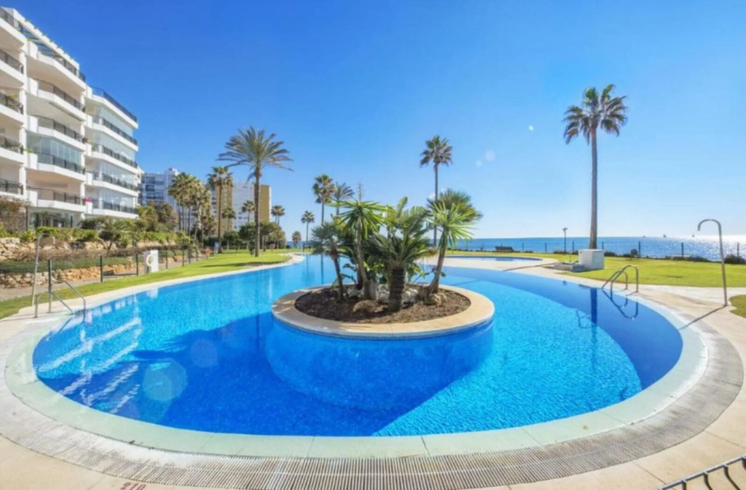 EXCLUSIVE BEACHFRONT APARTMENT IN MI CAPRICHO – GROUND FLOOR, 2 BEDROOMS, DIRECT POOL AND BEACH ACCESS & NEXT TO AMENITIES