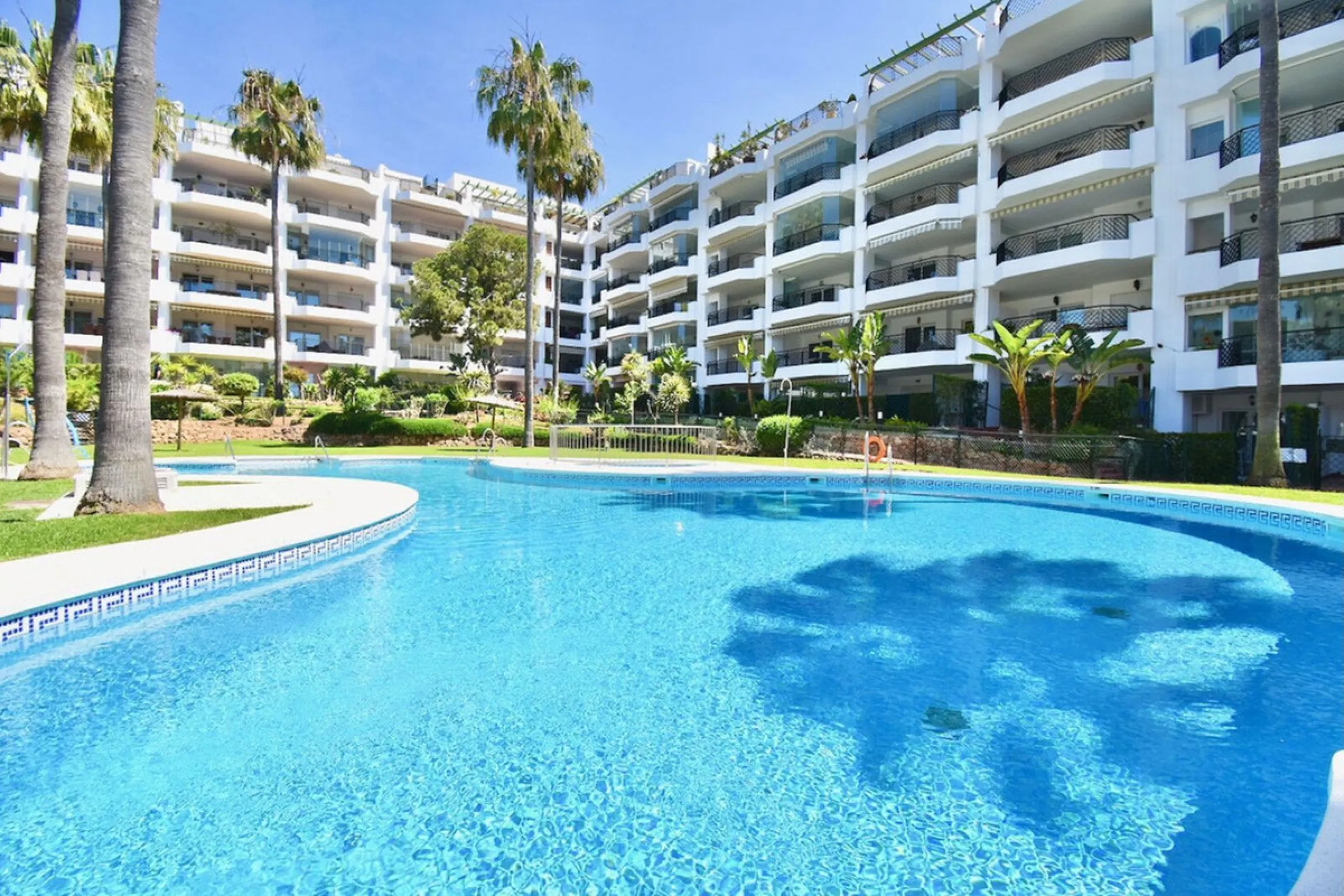EXCLUSIVE BEACHFRONT APARTMENT IN MI CAPRICHO – GROUND FLOOR, 2 BEDROOMS, DIRECT POOL AND BEACH ACCESS & NEXT TO AMENITIES