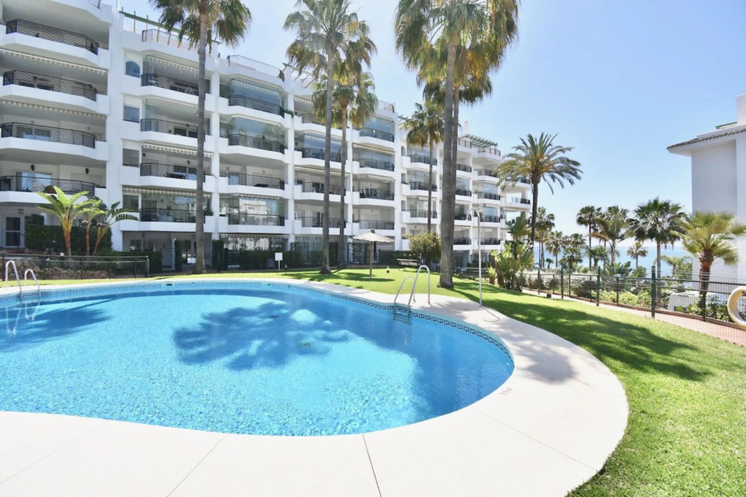 EXCLUSIVE BEACHFRONT APARTMENT IN MI CAPRICHO – GROUND FLOOR, 2 BEDROOMS, DIRECT POOL AND BEACH ACCESS & NEXT TO AMENITIES