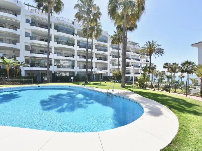 EXCLUSIVE BEACHFRONT APARTMENT IN MI CAPRICHO – GROUND FLOOR, 2 BEDROOMS, DIRECT POOL AND BEACH ACCESS & NEXT TO AMENITIES