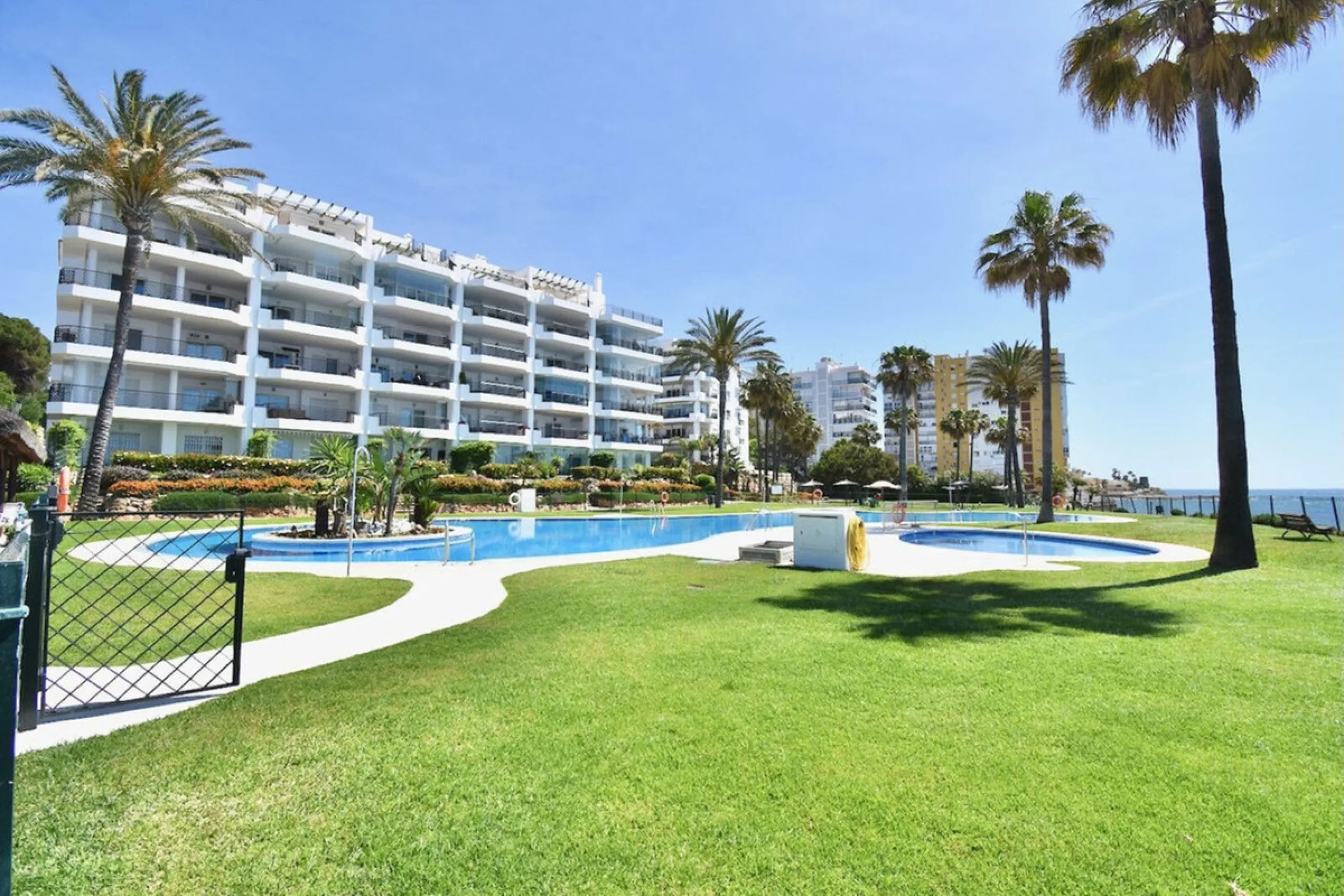 EXCLUSIVE BEACHFRONT APARTMENT IN MI CAPRICHO – GROUND FLOOR, 2 BEDROOMS, DIRECT POOL AND BEACH ACCESS & NEXT TO AMENITIES