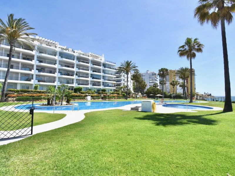 EXCLUSIVE BEACHFRONT APARTMENT IN MI CAPRICHO – GROUND FLOOR, 2 BEDROOMS, DIRECT POOL AND BEACH ACCESS & NEXT TO AMENITIES