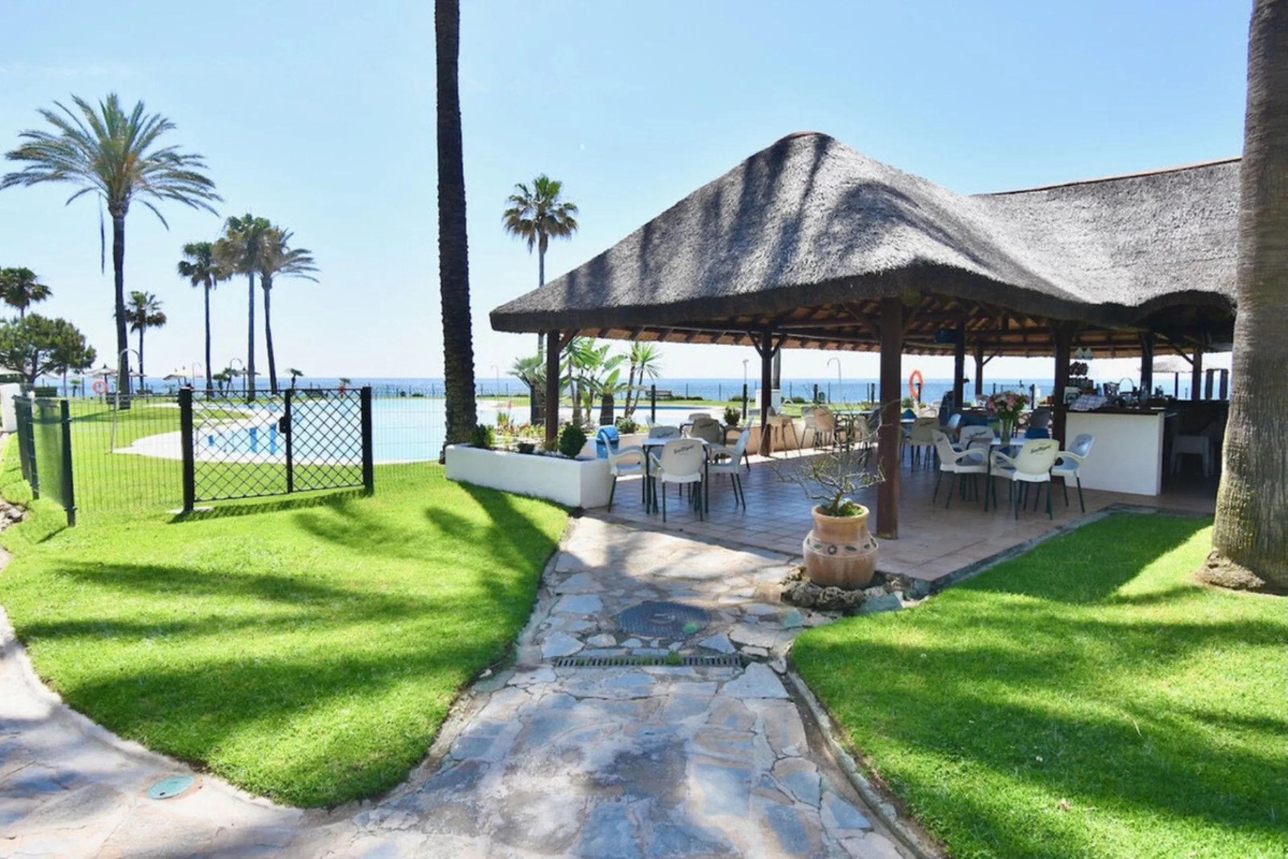 EXCLUSIVE BEACHFRONT APARTMENT IN MI CAPRICHO – GROUND FLOOR, 2 BEDROOMS, DIRECT POOL AND BEACH ACCESS & NEXT TO AMENITIES