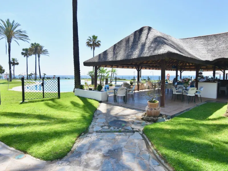 EXCLUSIVE BEACHFRONT APARTMENT IN MI CAPRICHO – GROUND FLOOR, 2 BEDROOMS, DIRECT POOL AND BEACH ACCESS & NEXT TO AMENITIES