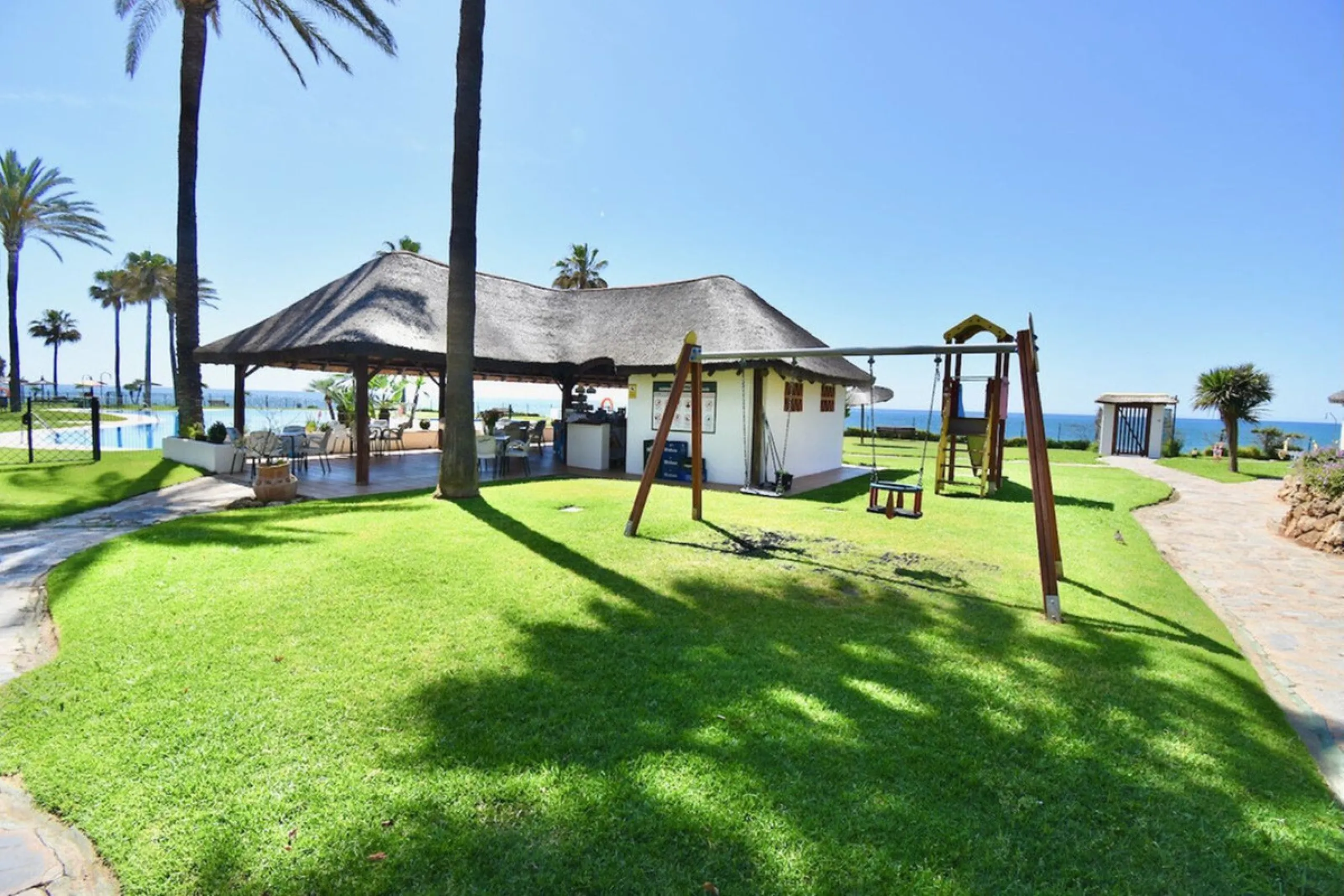 EXCLUSIVE BEACHFRONT APARTMENT IN MI CAPRICHO – GROUND FLOOR, 2 BEDROOMS, DIRECT POOL AND BEACH ACCESS & NEXT TO AMENITIES