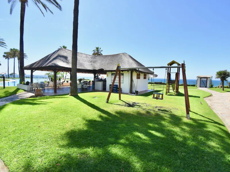 EXCLUSIVE BEACHFRONT APARTMENT IN MI CAPRICHO – GROUND FLOOR, 2 BEDROOMS, DIRECT POOL AND BEACH ACCESS & NEXT TO AMENITIES