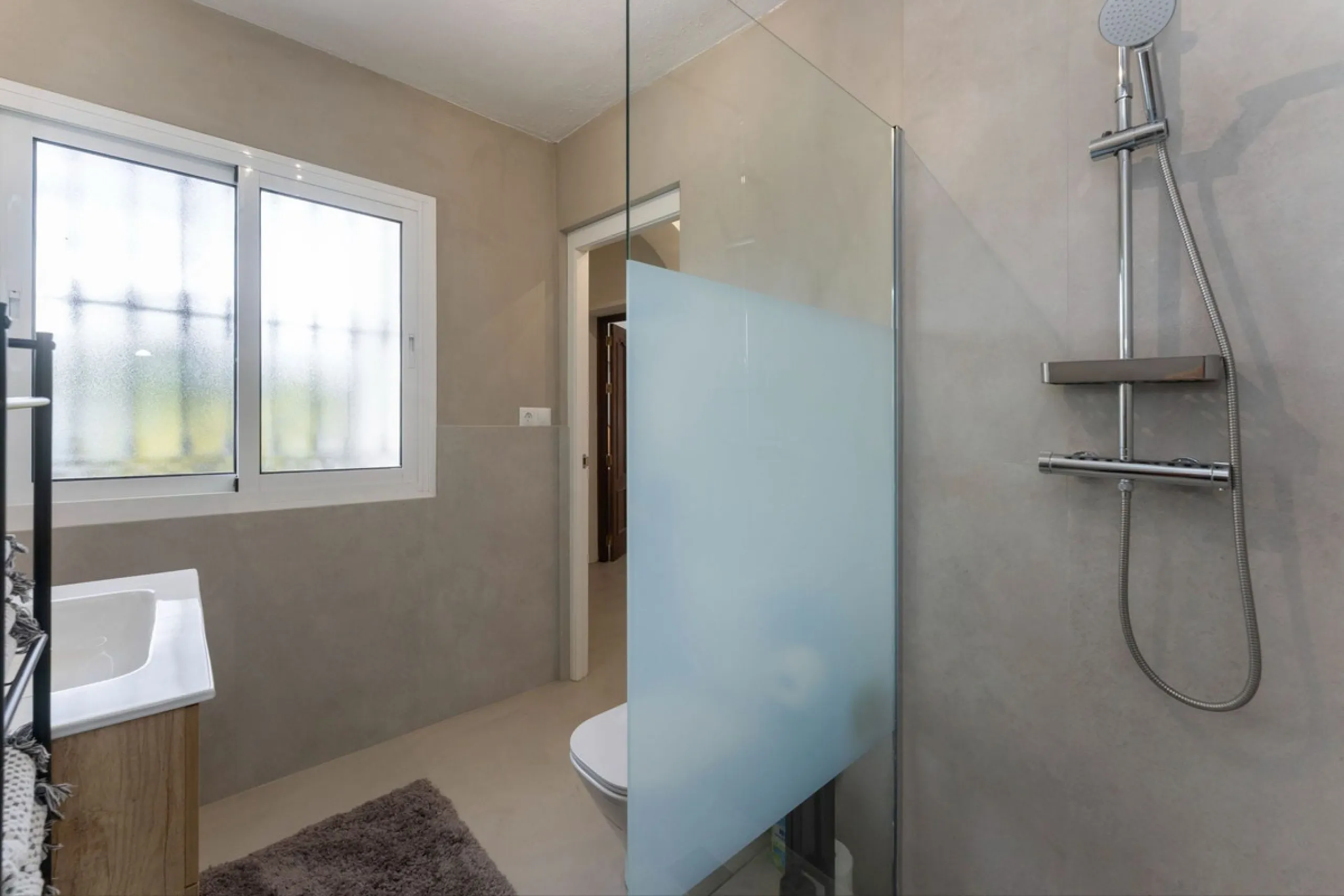 Set in a calm and picturesque countryside location, yet just a 10-minute drive from both Alhaurín el Grande and Coín, this beautifully renovated finca perfectly captures the essence of the modern Mediterranean lifestyle, with ample space, privacy, sunshin