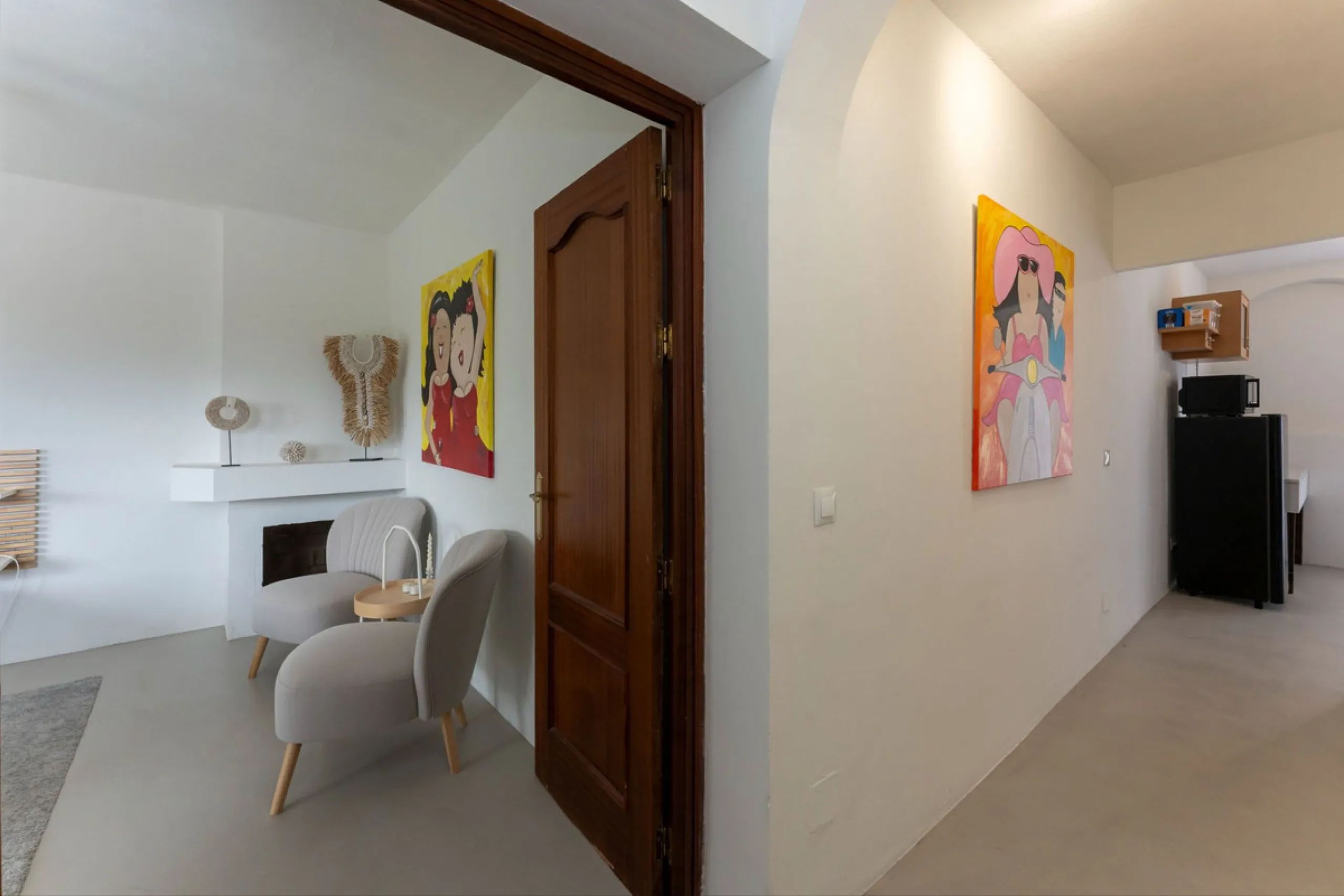 Set in a calm and picturesque countryside location, yet just a 10-minute drive from both Alhaurín el Grande and Coín, this beautifully renovated finca perfectly captures the essence of the modern Mediterranean lifestyle, with ample space, privacy, sunshin