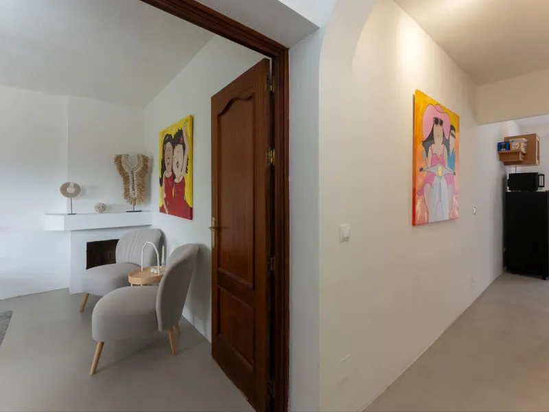 Set in a calm and picturesque countryside location, yet just a 10-minute drive from both Alhaurín el Grande and Coín, this beautifully renovated finca perfectly captures the essence of the modern Mediterranean lifestyle, with ample space, privacy, sunshin
