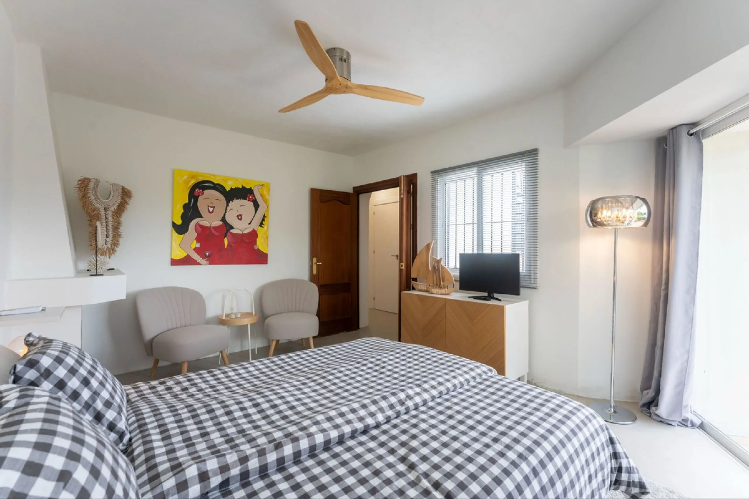 Set in a calm and picturesque countryside location, yet just a 10-minute drive from both Alhaurín el Grande and Coín, this beautifully renovated finca perfectly captures the essence of the modern Mediterranean lifestyle, with ample space, privacy, sunshin