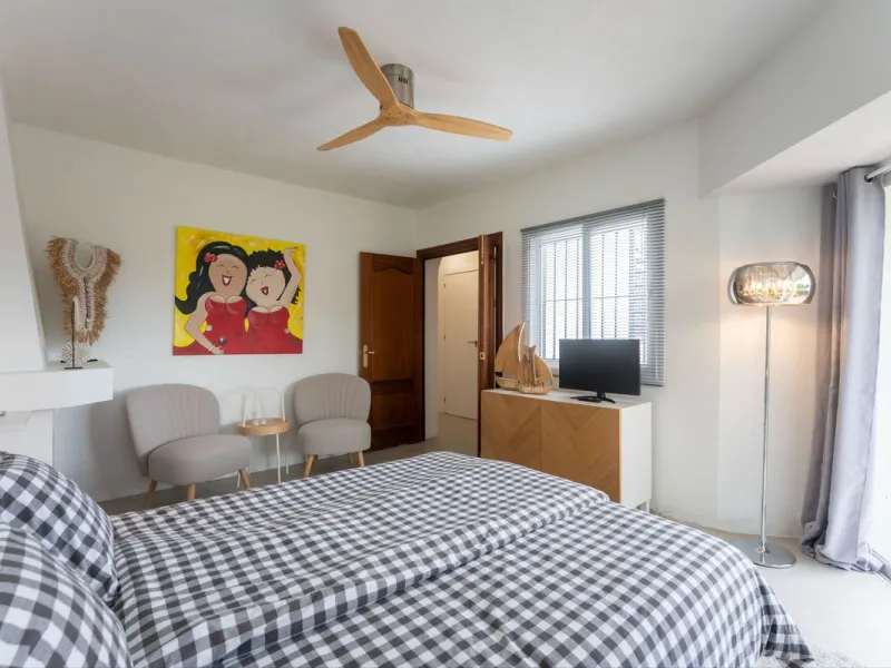 Set in a calm and picturesque countryside location, yet just a 10-minute drive from both Alhaurín el Grande and Coín, this beautifully renovated finca perfectly captures the essence of the modern Mediterranean lifestyle, with ample space, privacy, sunshin