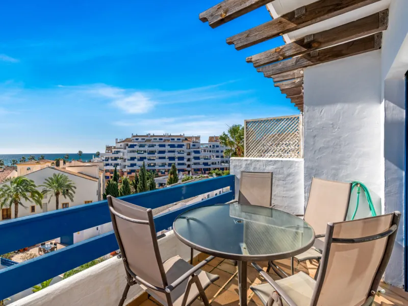 This stunning duplex penthouse features three bedrooms and three bathrooms.The property consists of a spacious and bright living room, along with a large, fully equipped kitchen.Fitted with all the necessary amenities, this apartment is ideal for a couple
