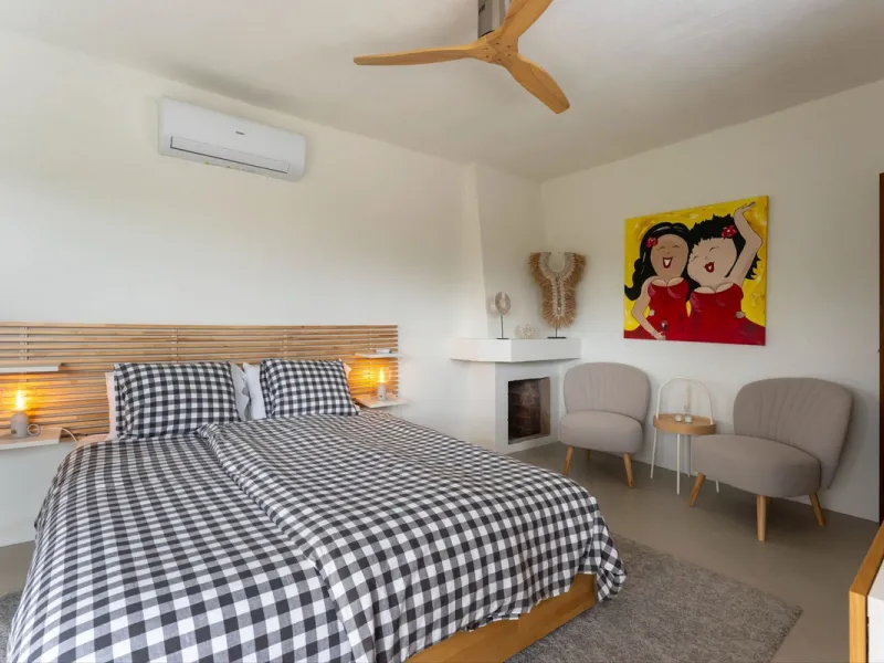 Set in a calm and picturesque countryside location, yet just a 10-minute drive from both Alhaurín el Grande and Coín, this beautifully renovated finca perfectly captures the essence of the modern Mediterranean lifestyle, with ample space, privacy, sunshin