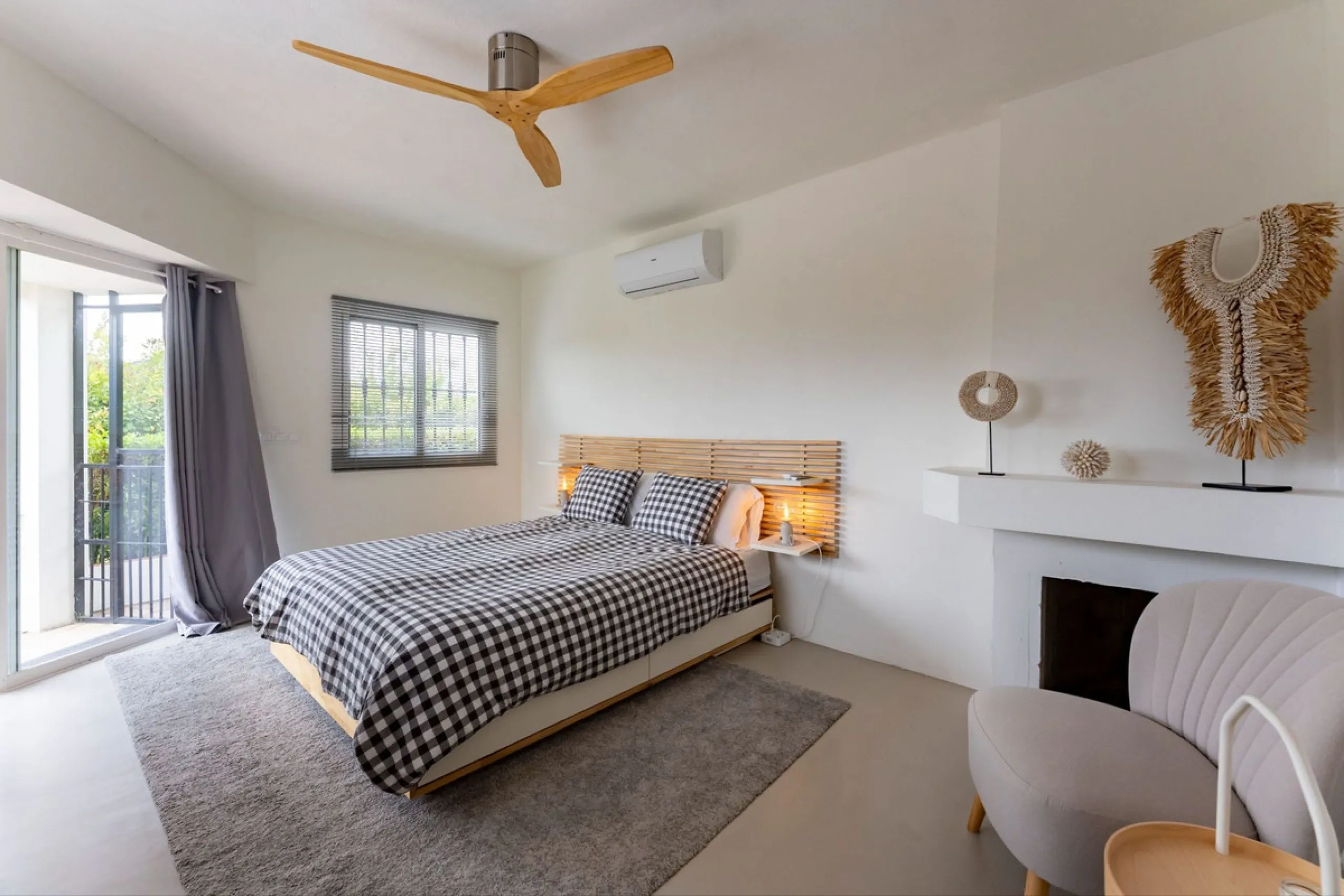 Set in a calm and picturesque countryside location, yet just a 10-minute drive from both Alhaurín el Grande and Coín, this beautifully renovated finca perfectly captures the essence of the modern Mediterranean lifestyle, with ample space, privacy, sunshin