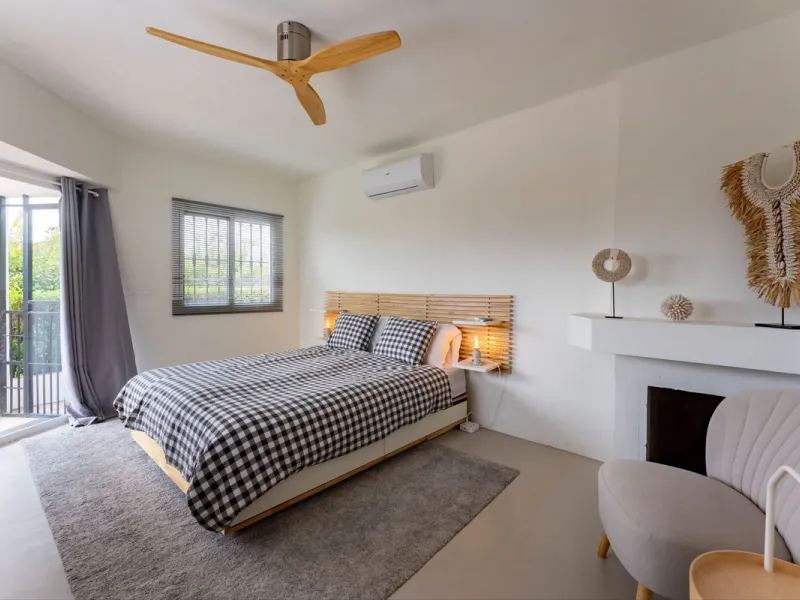 Set in a calm and picturesque countryside location, yet just a 10-minute drive from both Alhaurín el Grande and Coín, this beautifully renovated finca perfectly captures the essence of the modern Mediterranean lifestyle, with ample space, privacy, sunshin