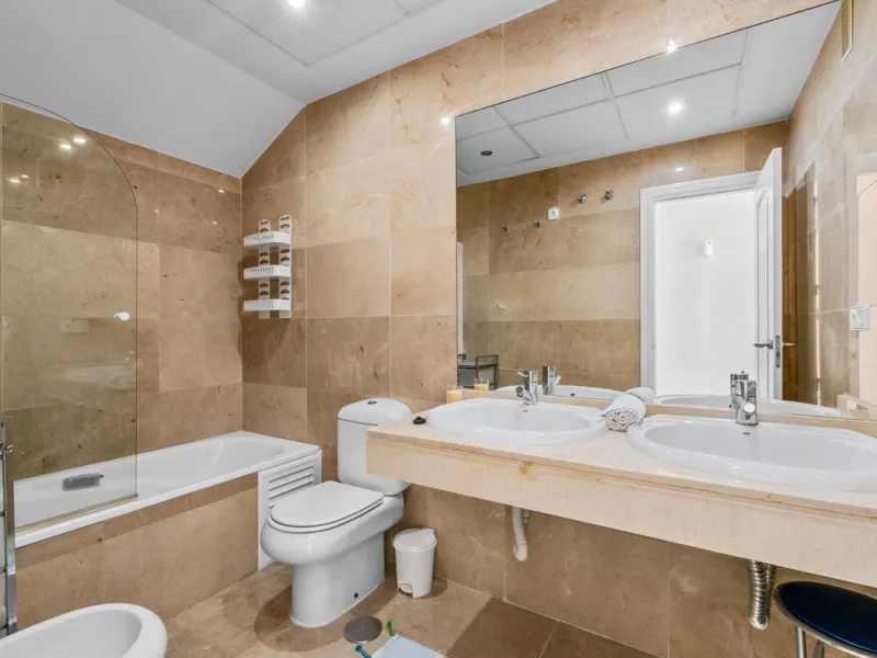 Apartment - Penthouse Duplex в продаже в Manilva, Málaga. В доме 3 спален и 3 ванных комнат. Площадь дома 184 м²