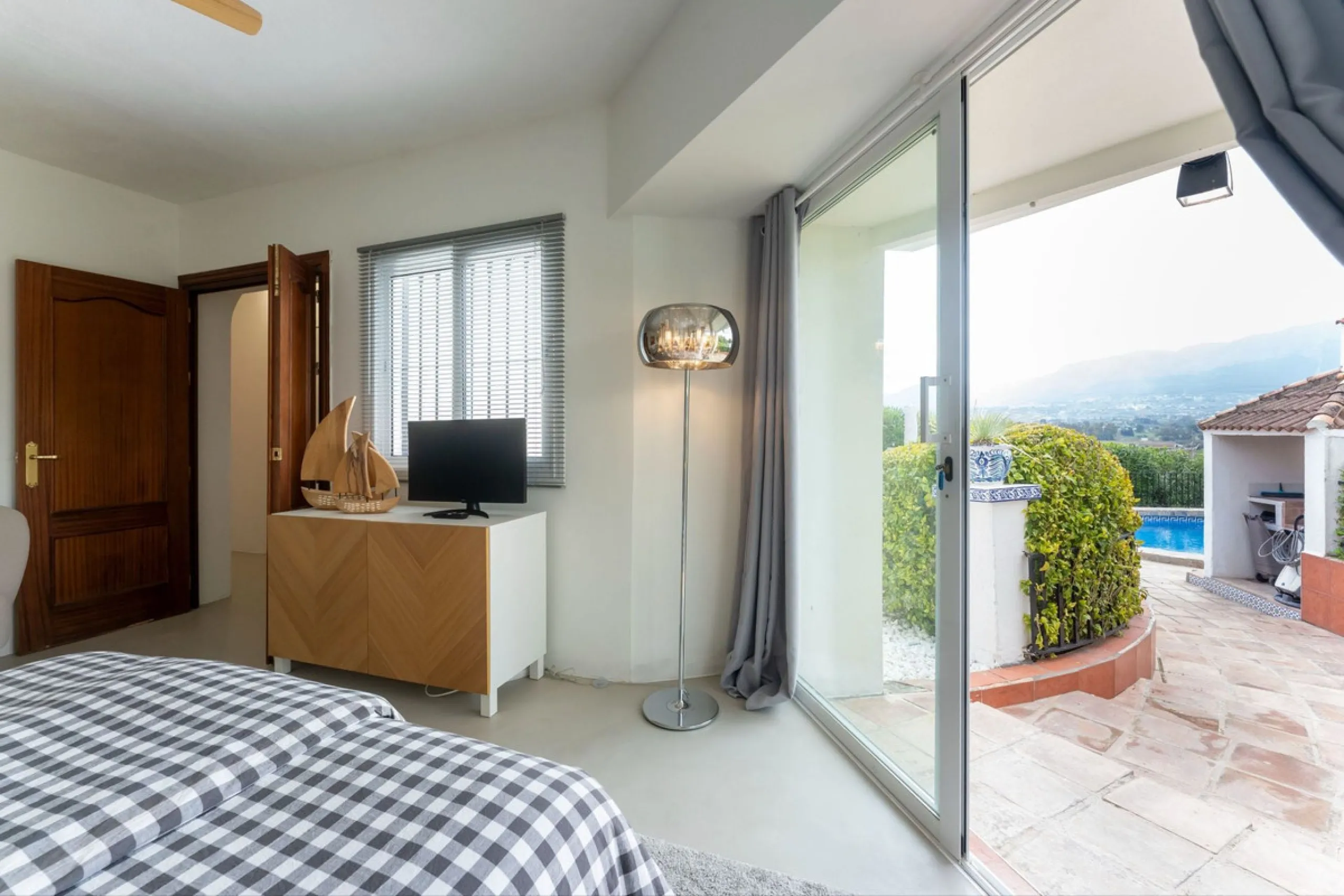 Set in a calm and picturesque countryside location, yet just a 10-minute drive from both Alhaurín el Grande and Coín, this beautifully renovated finca perfectly captures the essence of the modern Mediterranean lifestyle, with ample space, privacy, sunshin