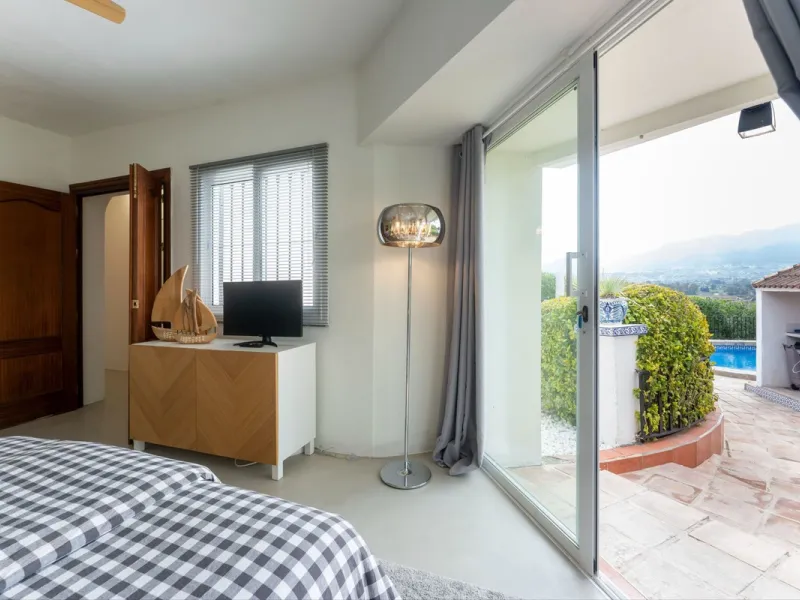 Set in a calm and picturesque countryside location, yet just a 10-minute drive from both Alhaurín el Grande and Coín, this beautifully renovated finca perfectly captures the essence of the modern Mediterranean lifestyle, with ample space, privacy, sunshin