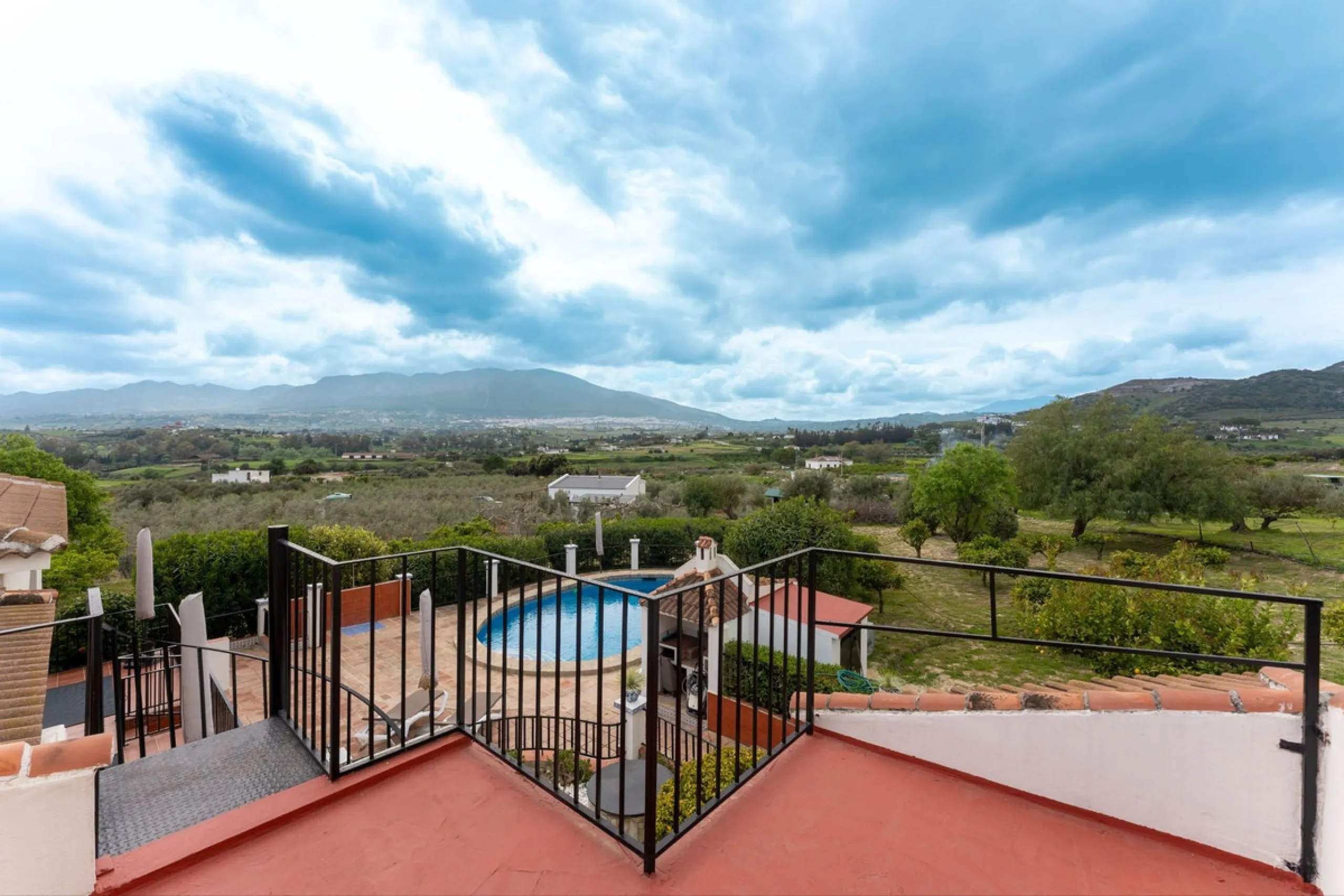 Set in a calm and picturesque countryside location, yet just a 10-minute drive from both Alhaurín el Grande and Coín, this beautifully renovated finca perfectly captures the essence of the modern Mediterranean lifestyle, with ample space, privacy, sunshin