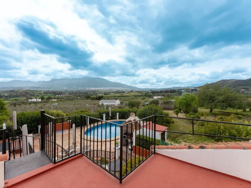 Set in a calm and picturesque countryside location, yet just a 10-minute drive from both Alhaurín el Grande and Coín, this beautifully renovated finca perfectly captures the essence of the modern Mediterranean lifestyle, with ample space, privacy, sunshin