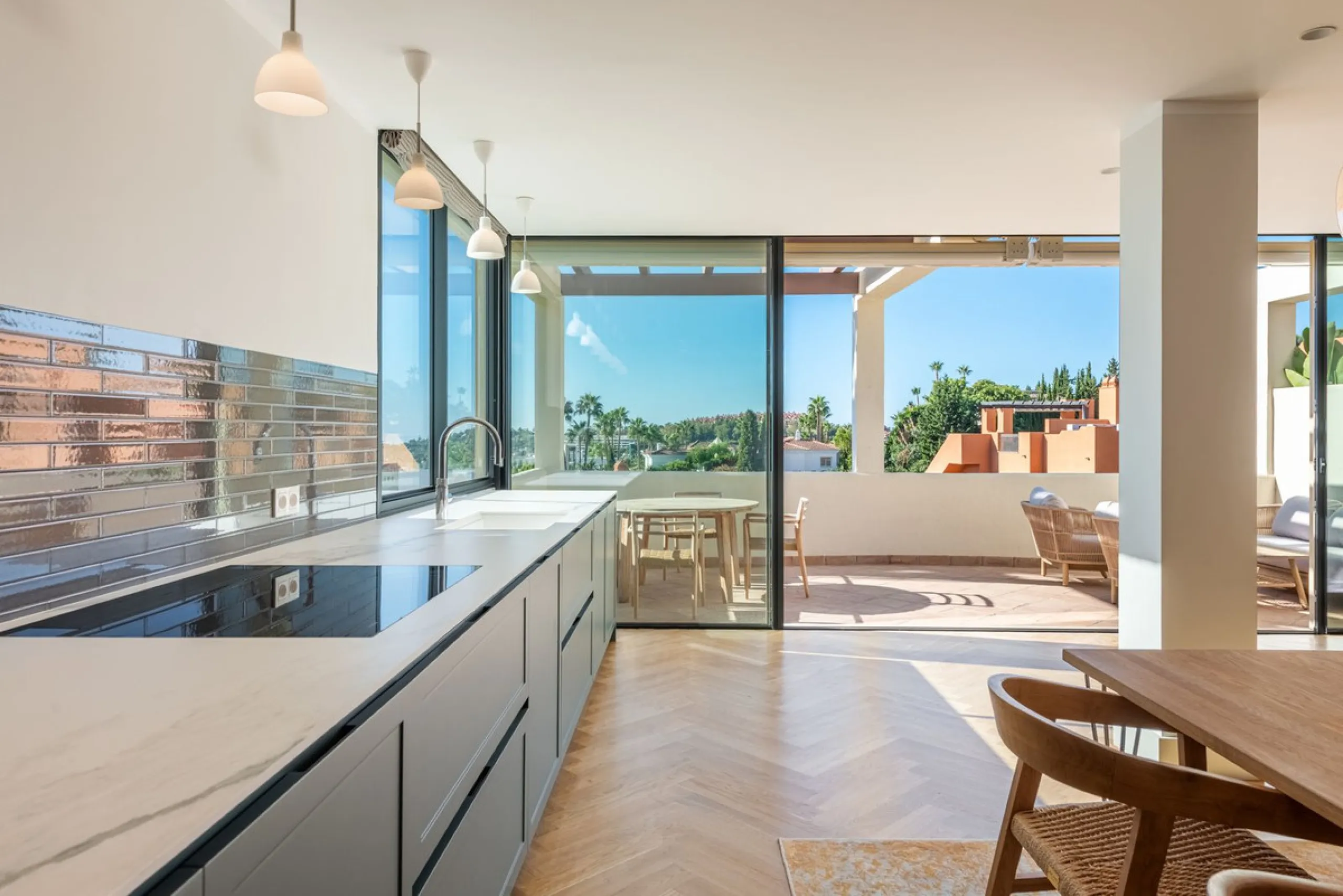 Apartment - Middle Floor Apartment в продаже в Marbella, Málaga. В доме 2 спален и 2 ванных комнат. Площадь дома 169 м²