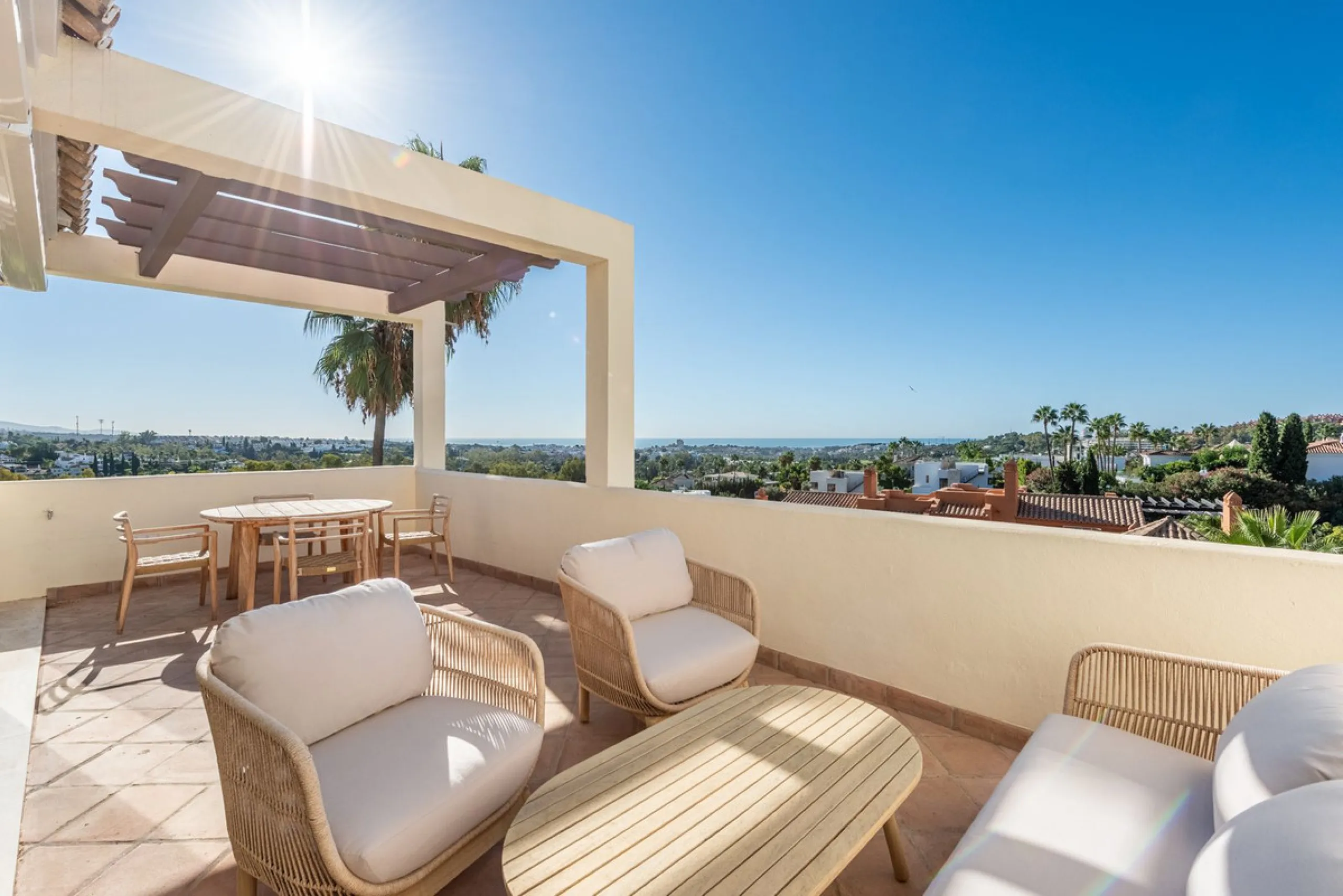 Apartment - Middle Floor Apartment в продаже в Marbella, Málaga. В доме 2 спален и 2 ванных комнат. Площадь дома 169 м²