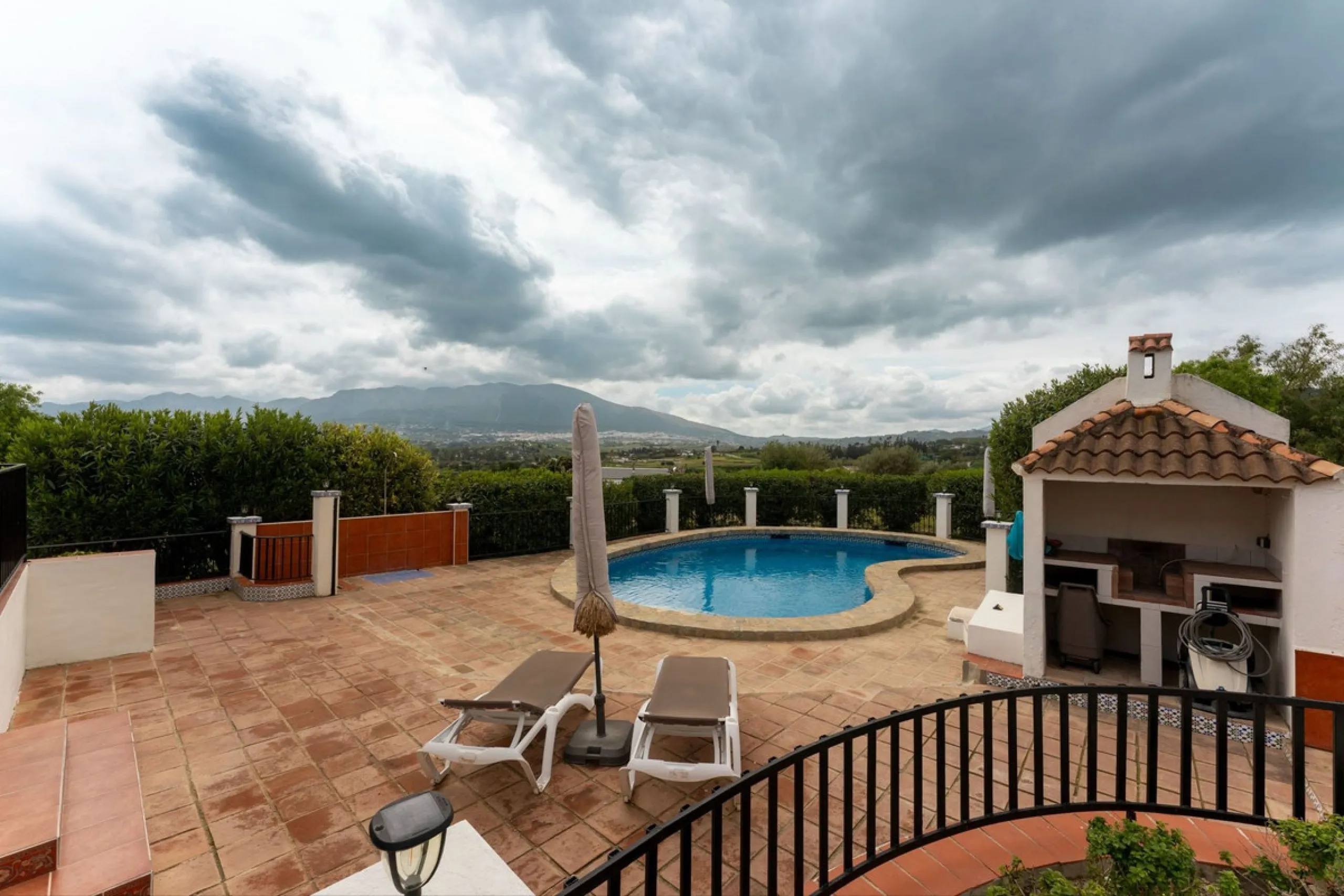 Set in a calm and picturesque countryside location, yet just a 10-minute drive from both Alhaurín el Grande and Coín, this beautifully renovated finca perfectly captures the essence of the modern Mediterranean lifestyle, with ample space, privacy, sunshin