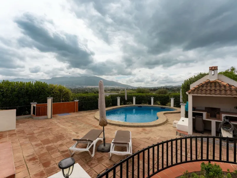 Set in a calm and picturesque countryside location, yet just a 10-minute drive from both Alhaurín el Grande and Coín, this beautifully renovated finca perfectly captures the essence of the modern Mediterranean lifestyle, with ample space, privacy, sunshin