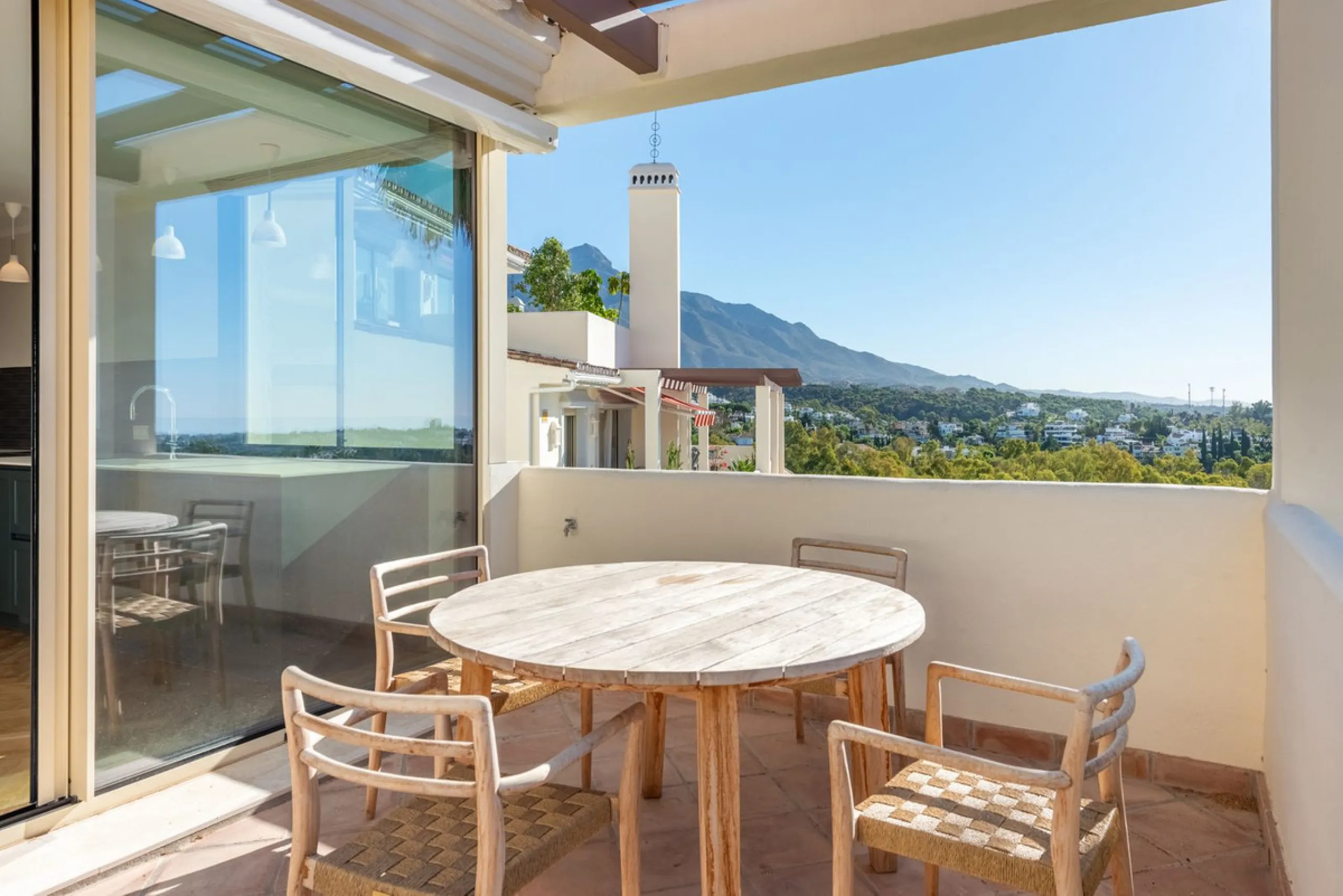 Apartment - Middle Floor Apartment в продаже в Marbella, Málaga. В доме 2 спален и 2 ванных комнат. Площадь дома 169 м²