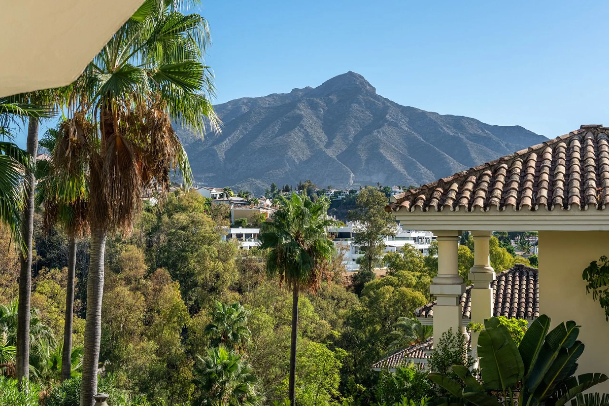 Apartment - Middle Floor Apartment в продаже в Marbella, Málaga. В доме 2 спален и 2 ванных комнат. Площадь дома 169 м²